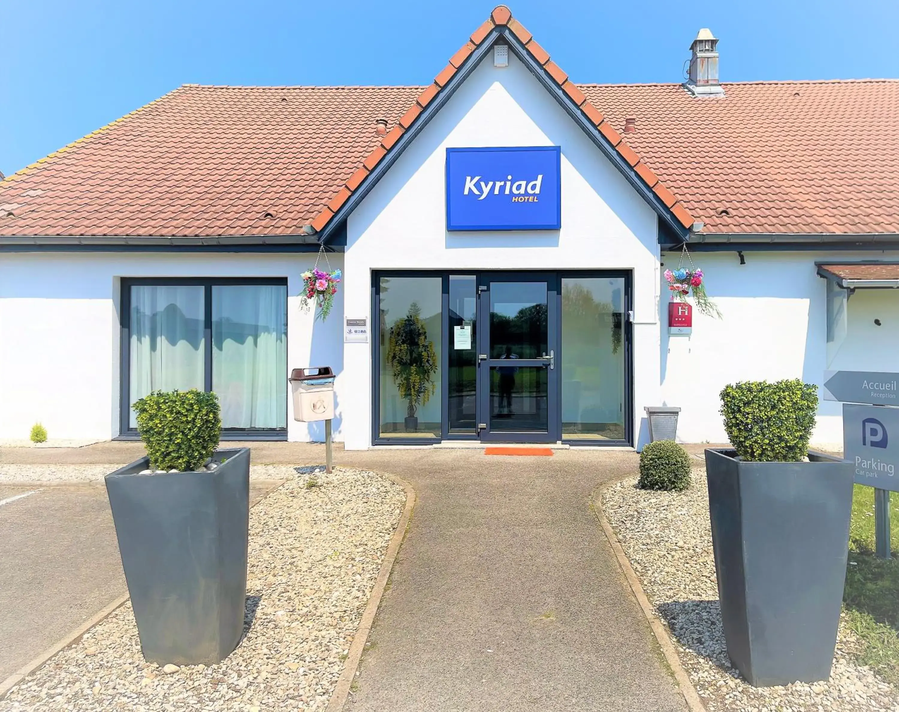 Property building in Hôtel Restaurant Kyriad de Péronne Property building in Hôtel Restaurant Kyriad de Péronne