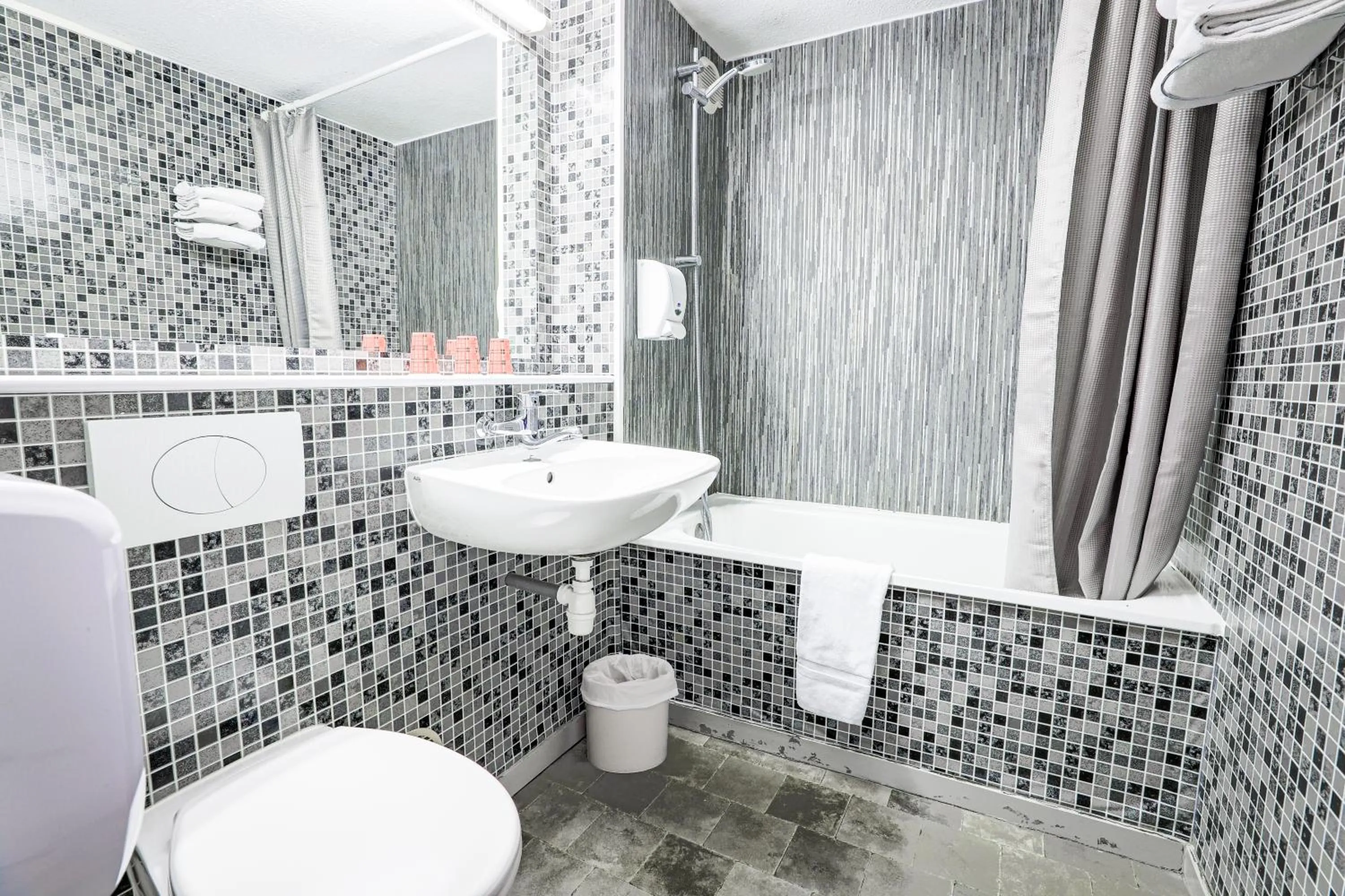 Bathroom in Hôtel Restaurant Kyriad de Péronne