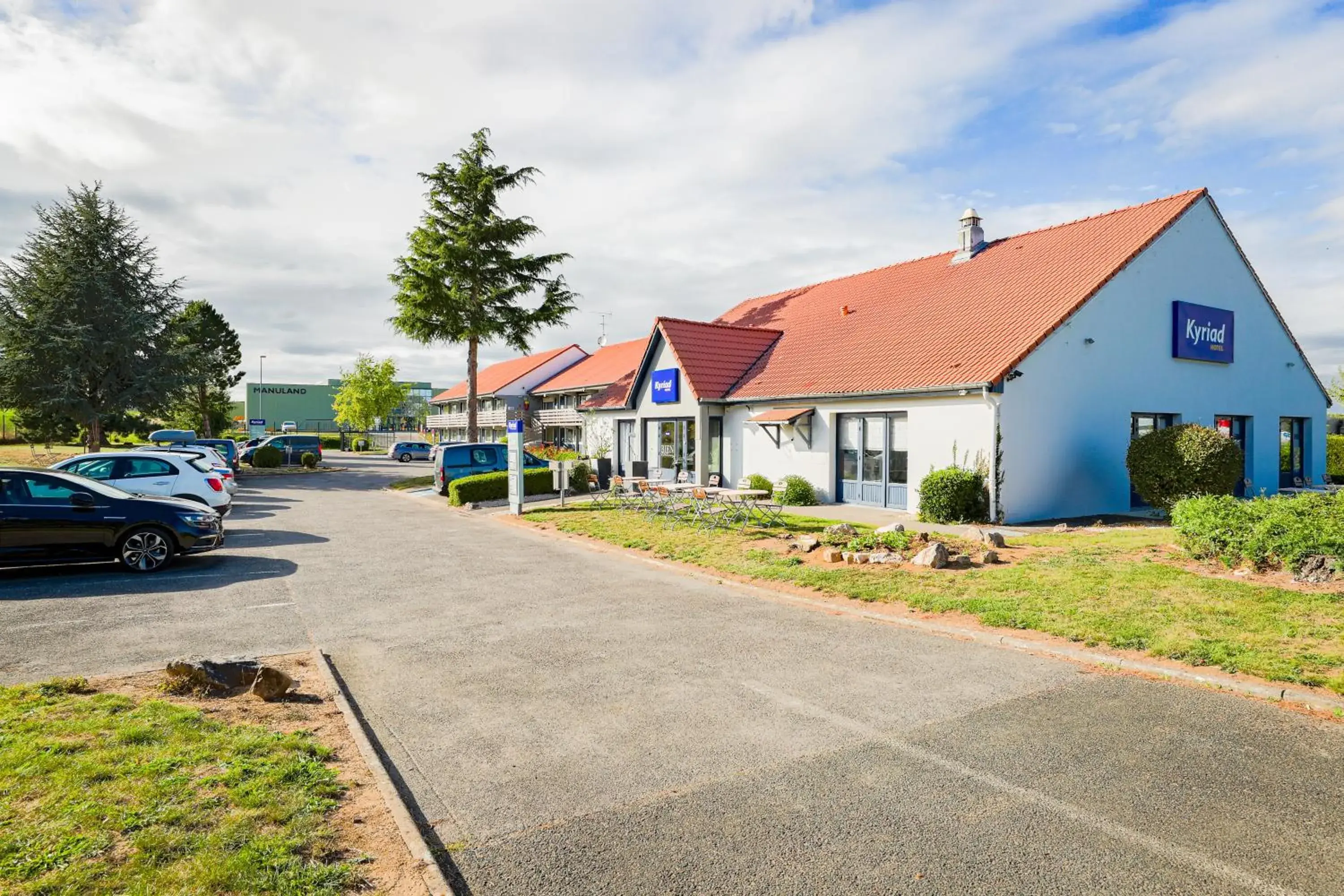 Property building in Hôtel Restaurant Kyriad de Péronne Property building in Hôtel Restaurant Kyriad de Péronne