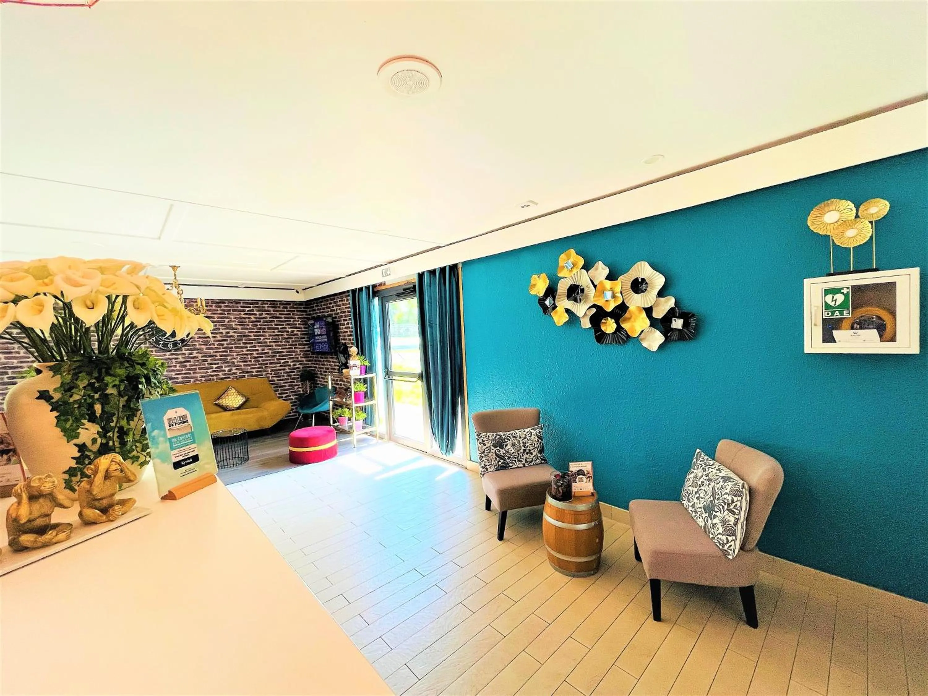 Seating area in Hôtel Restaurant Kyriad de Péronne