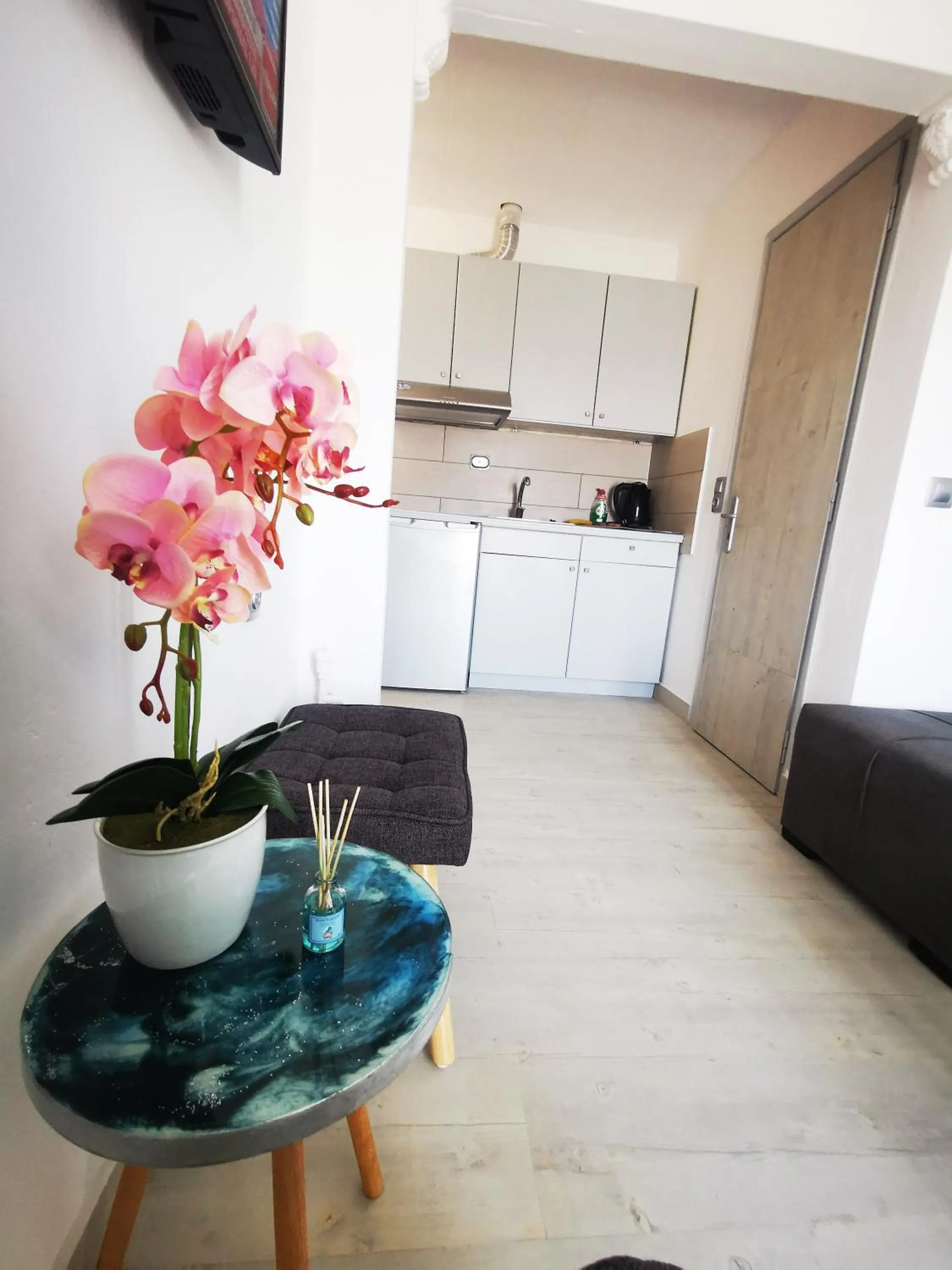 Kitchen or kitchenette in Anthis Studios