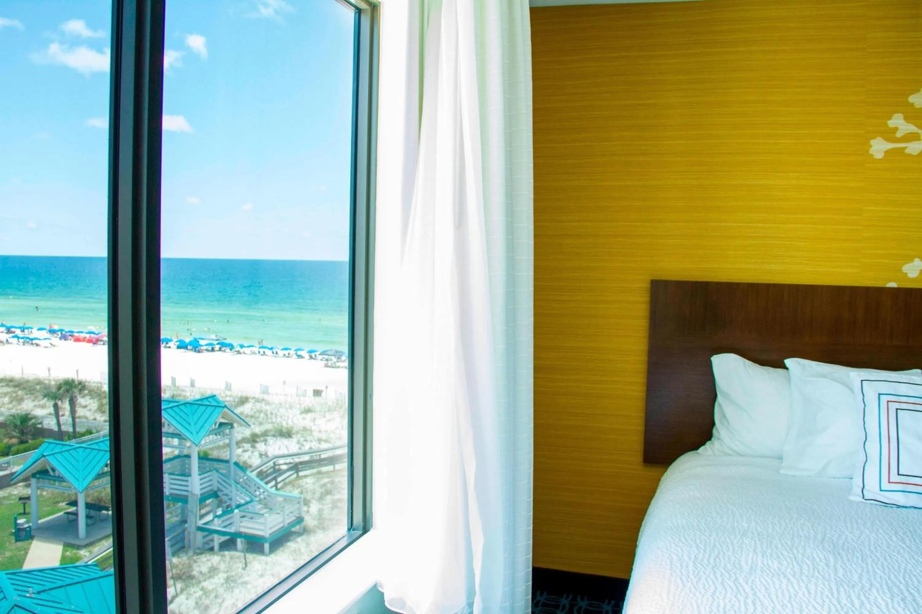 Beach, Bed in Fairfield Inn & Suites by Marriott Fort Walton Beach-West Destin