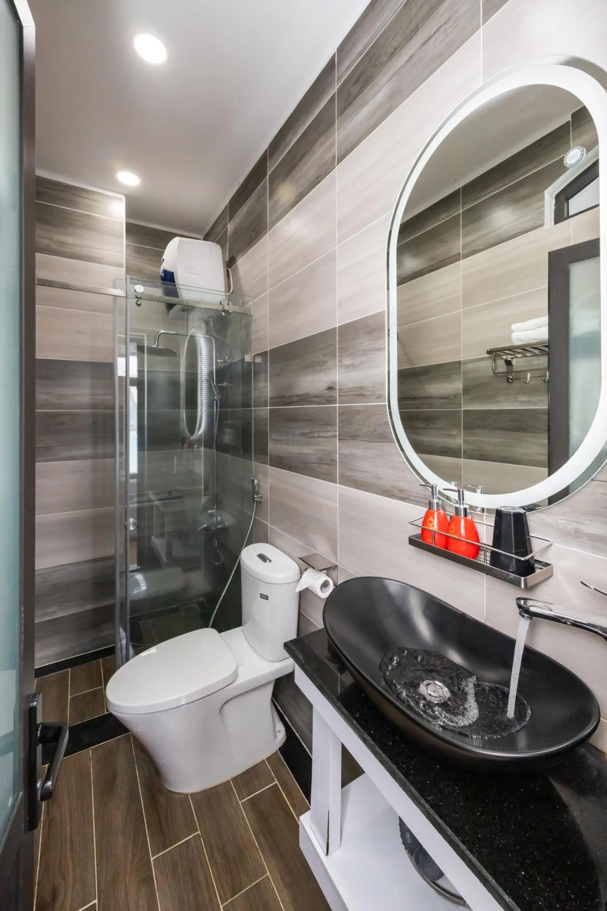 Toilet in Cherry Hotel 2 Da Lat