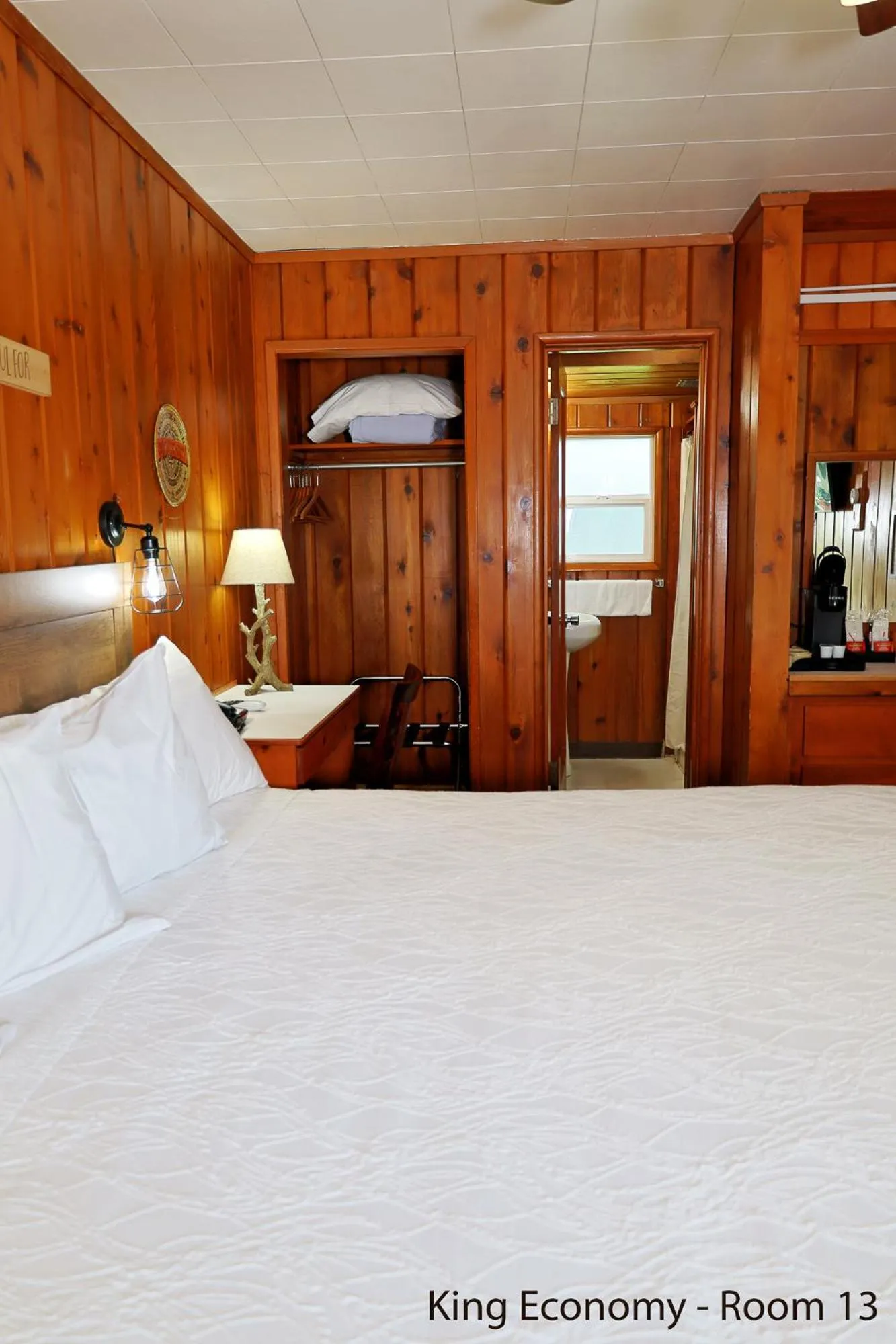 Bed in Park Motel and Cabins