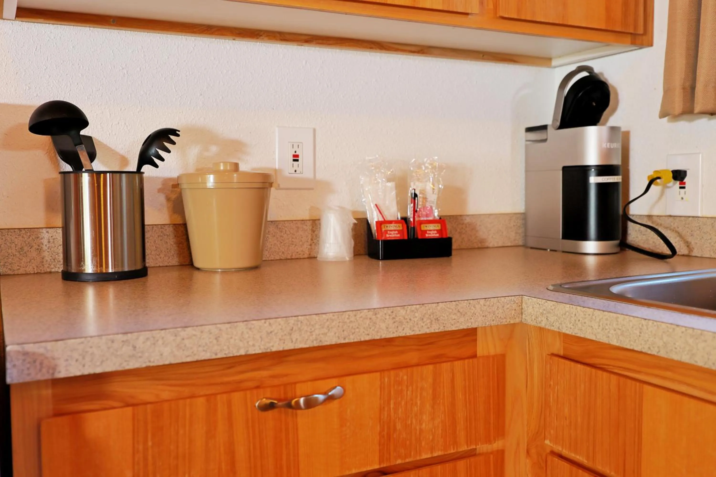 Coffee/tea facilities in Park Motel and Cabins