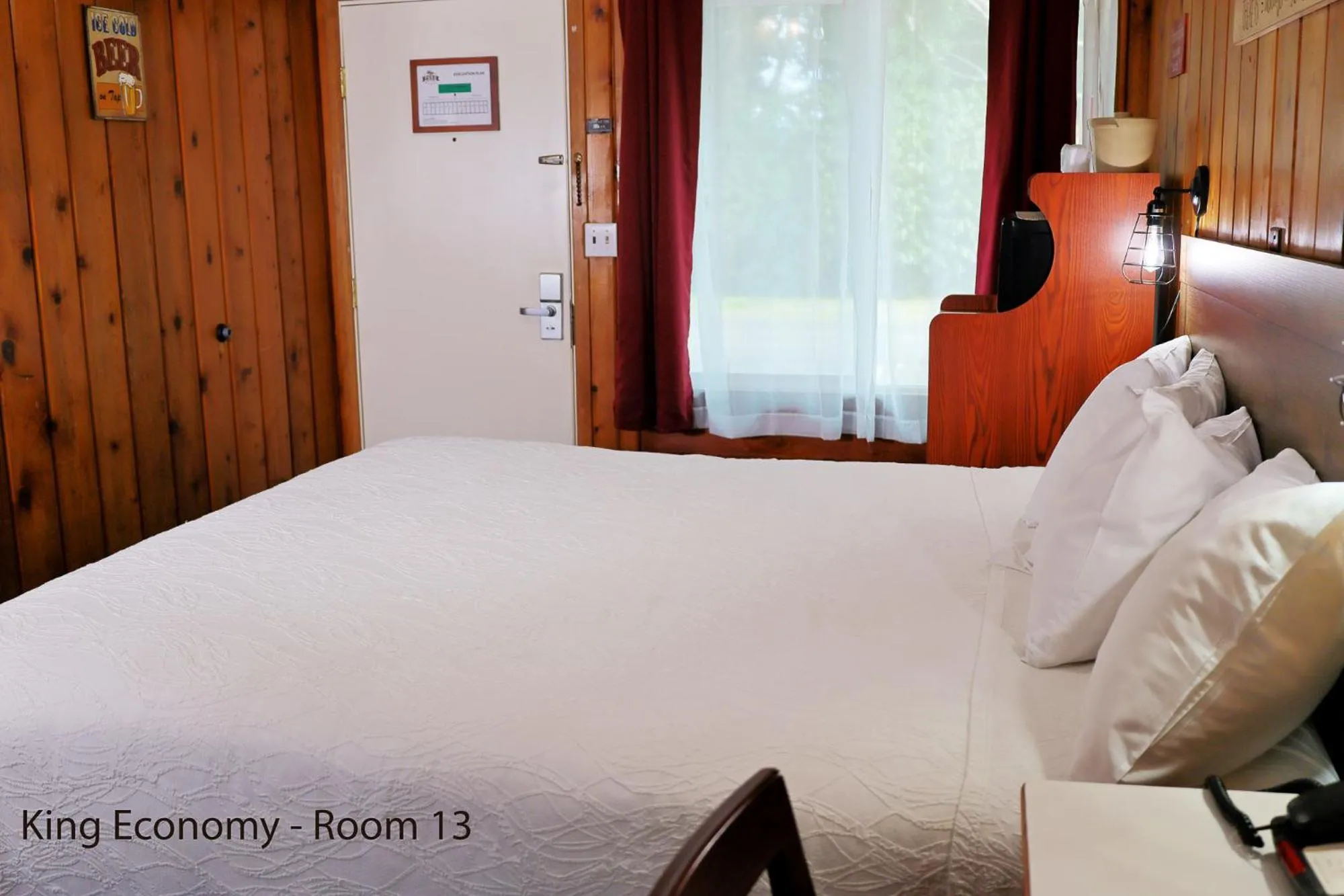 Bed in Park Motel and Cabins