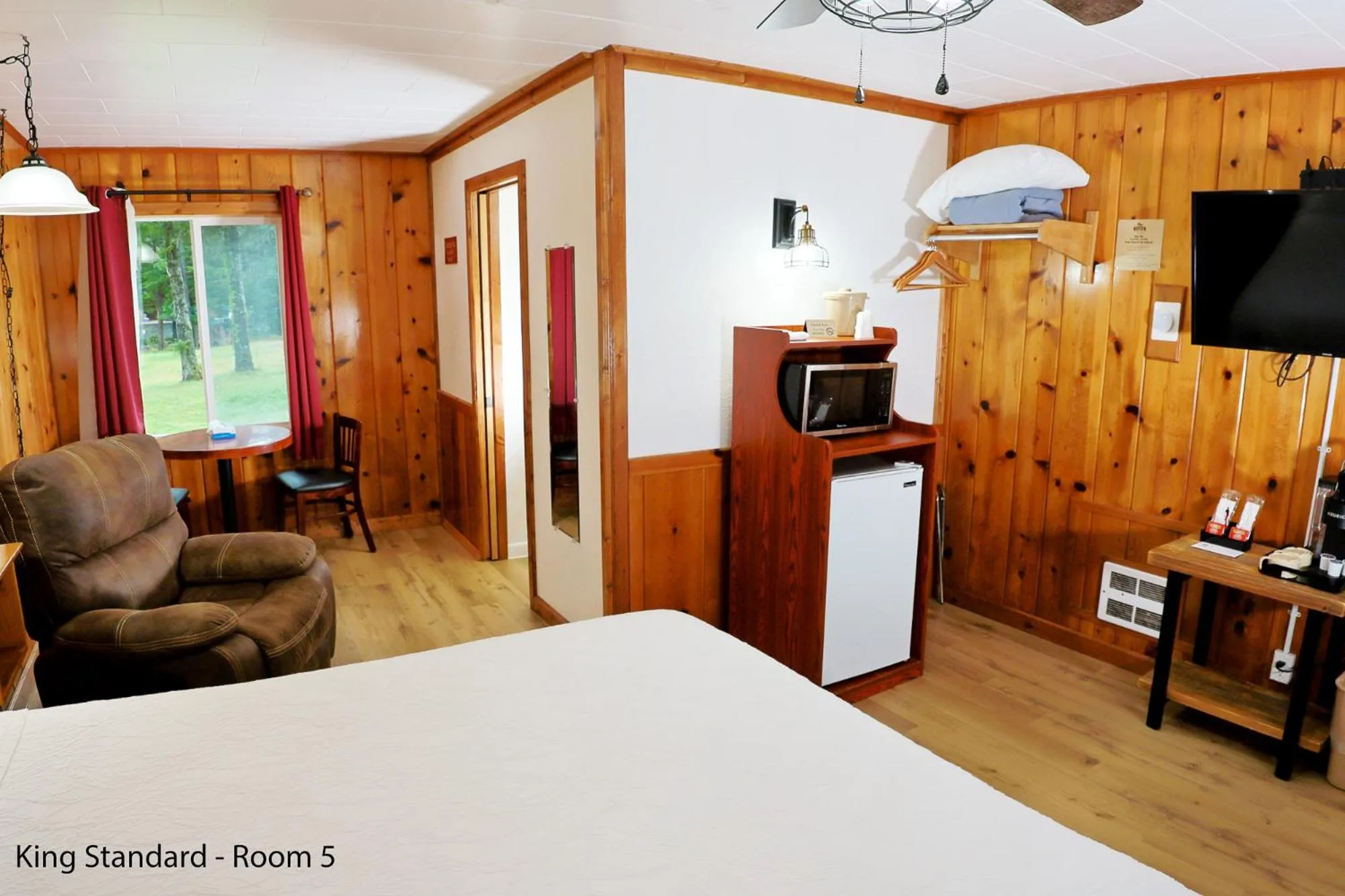 Bed in Park Motel and Cabins