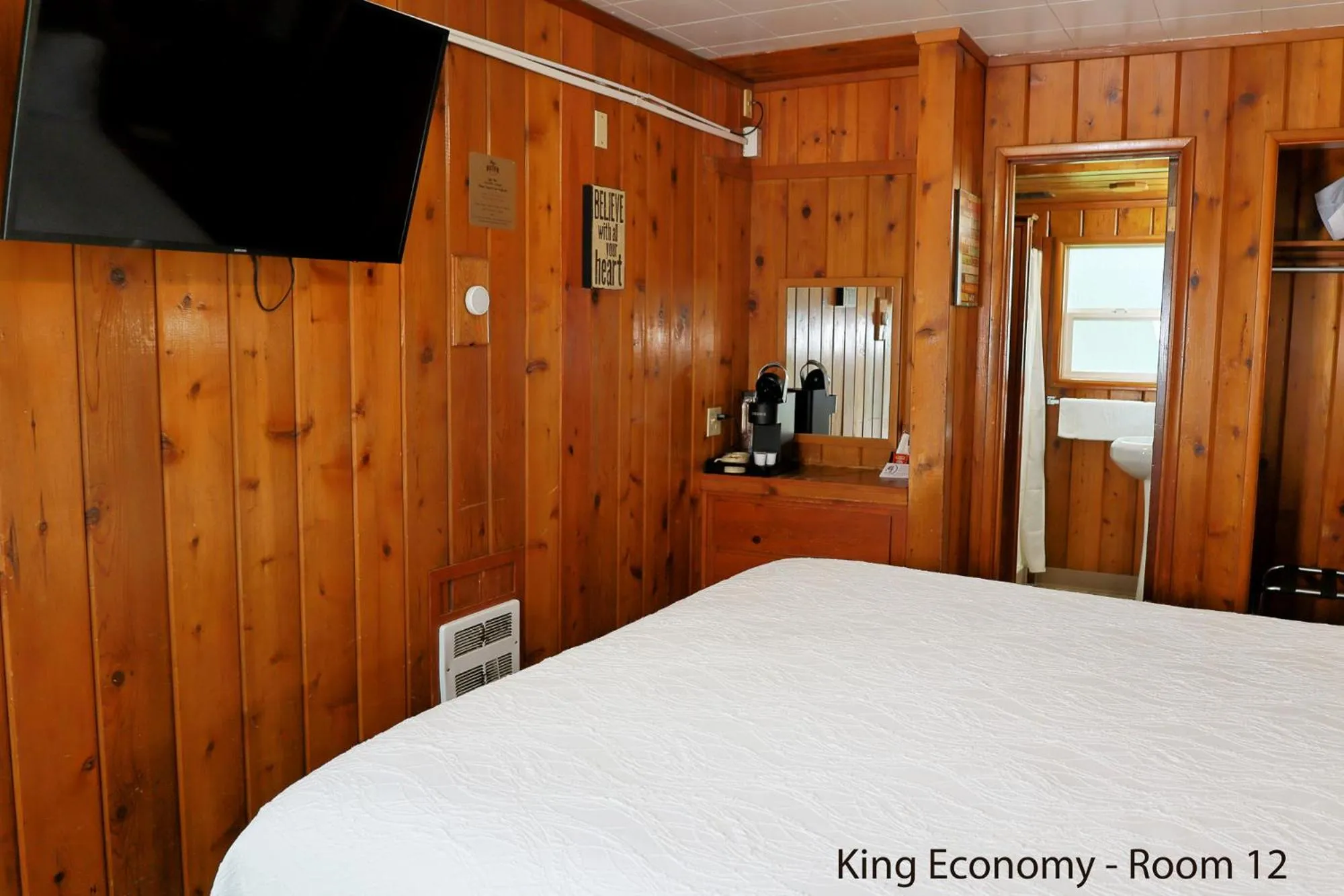 Bed in Park Motel and Cabins