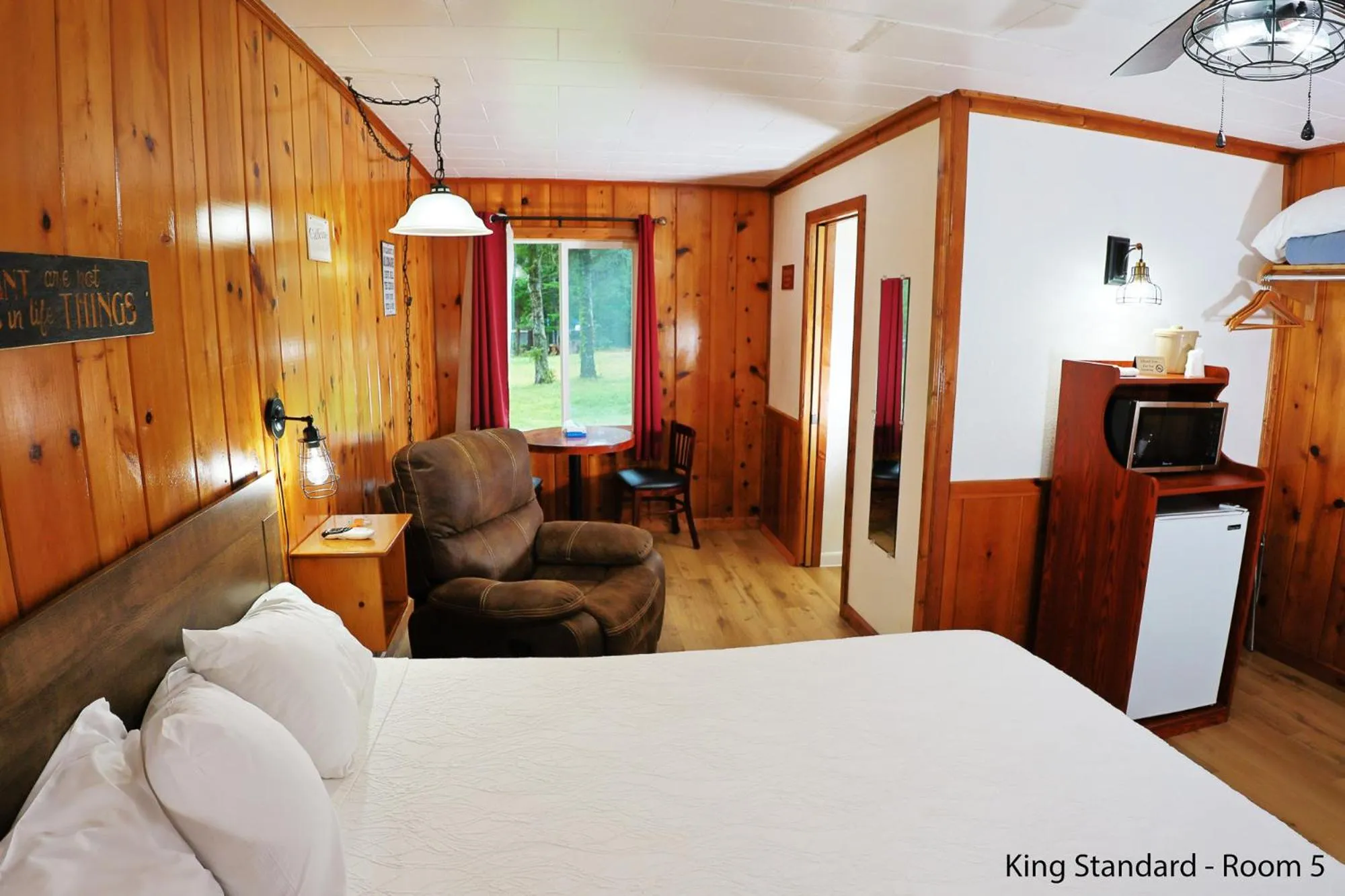 Photo of the whole room, Bed in Park Motel and Cabins