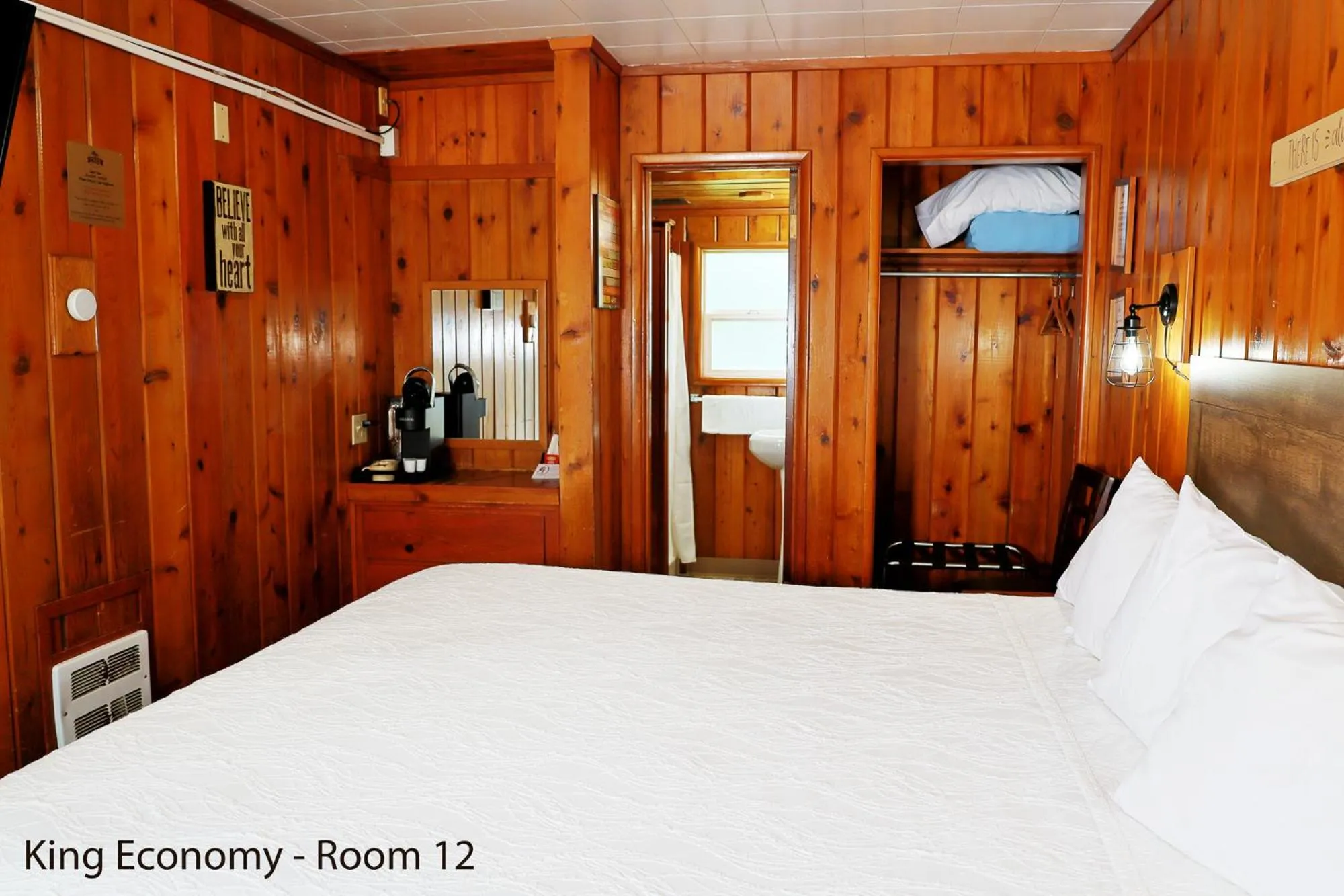 Bed in Park Motel and Cabins