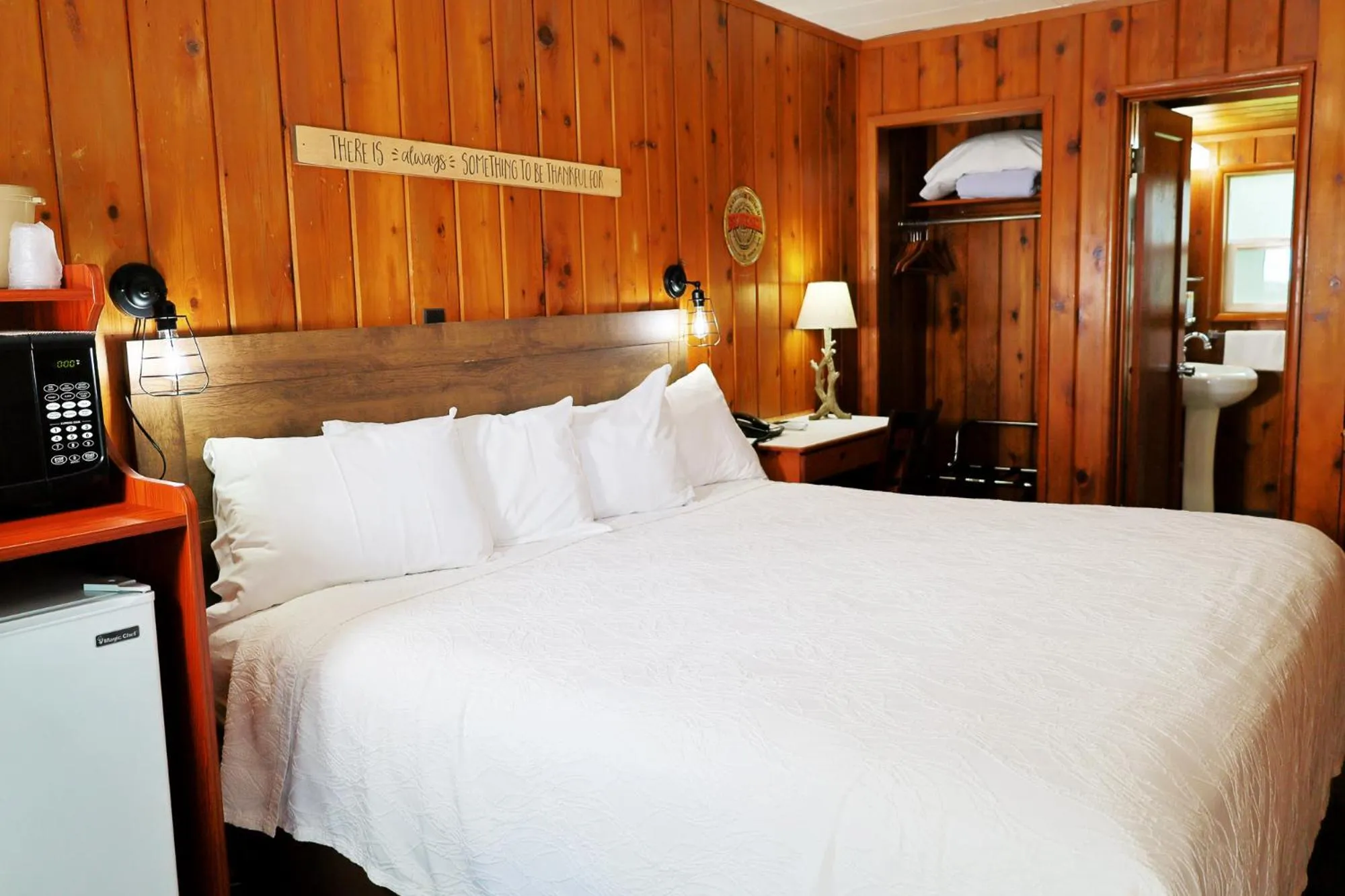 Bed in Park Motel and Cabins