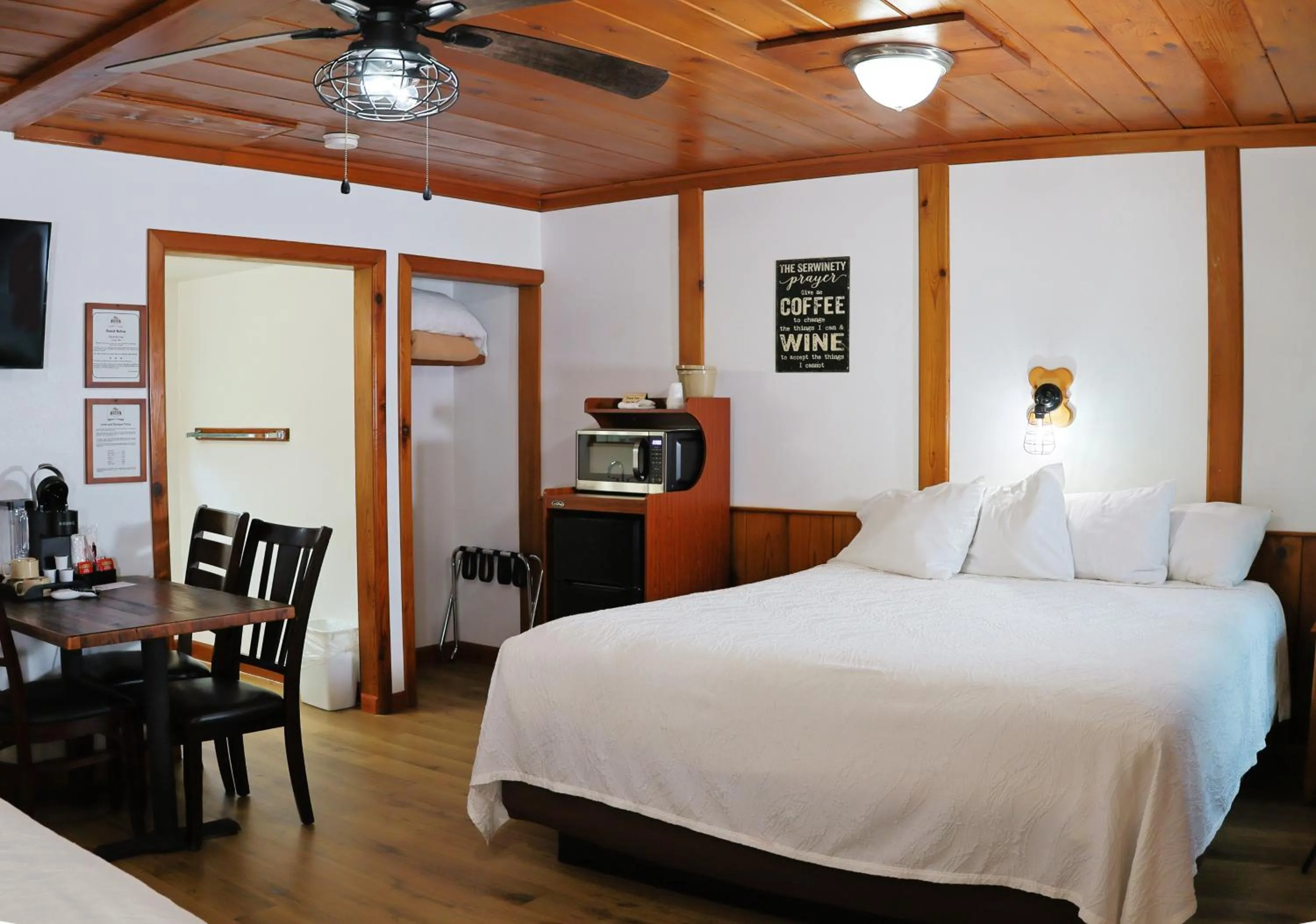 Photo of the whole room, Bed in Park Motel and Cabins