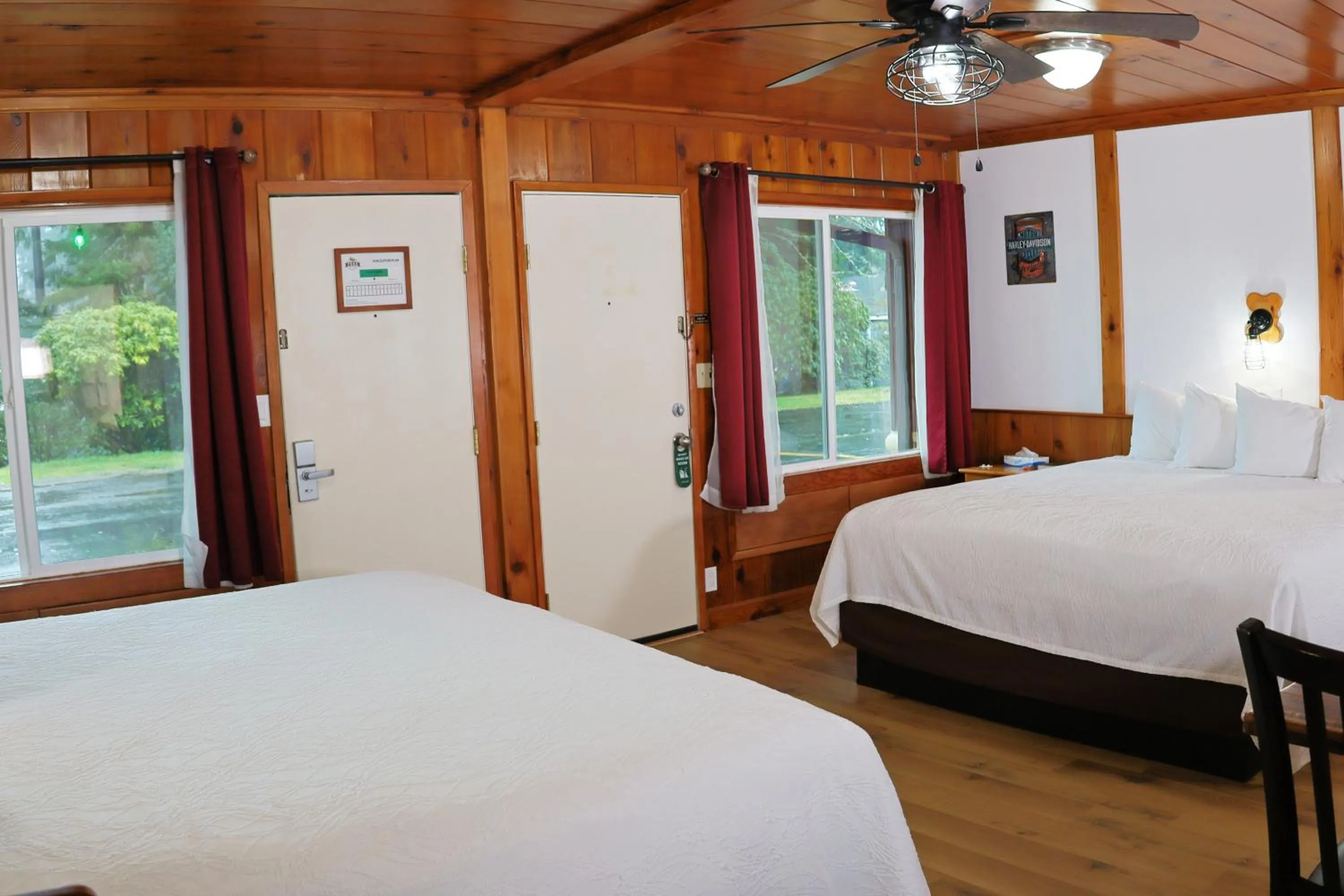 Photo of the whole room, Bed in Park Motel and Cabins