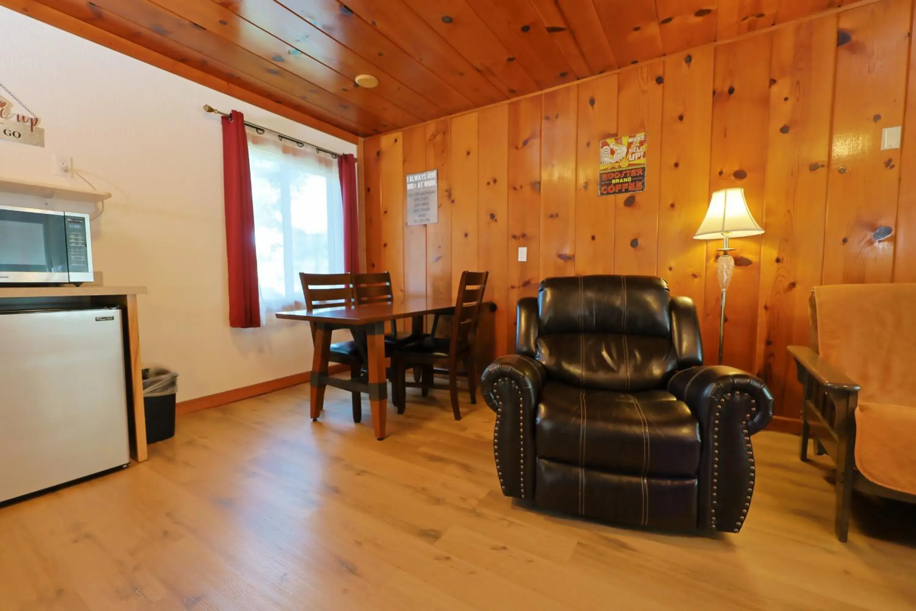 Apartment with One Queen Bed and Kitchenette - Motel in Park Motel and Cabins Apartment with One Queen Bed and Kitchenette - Motel in Park Motel and Cabins