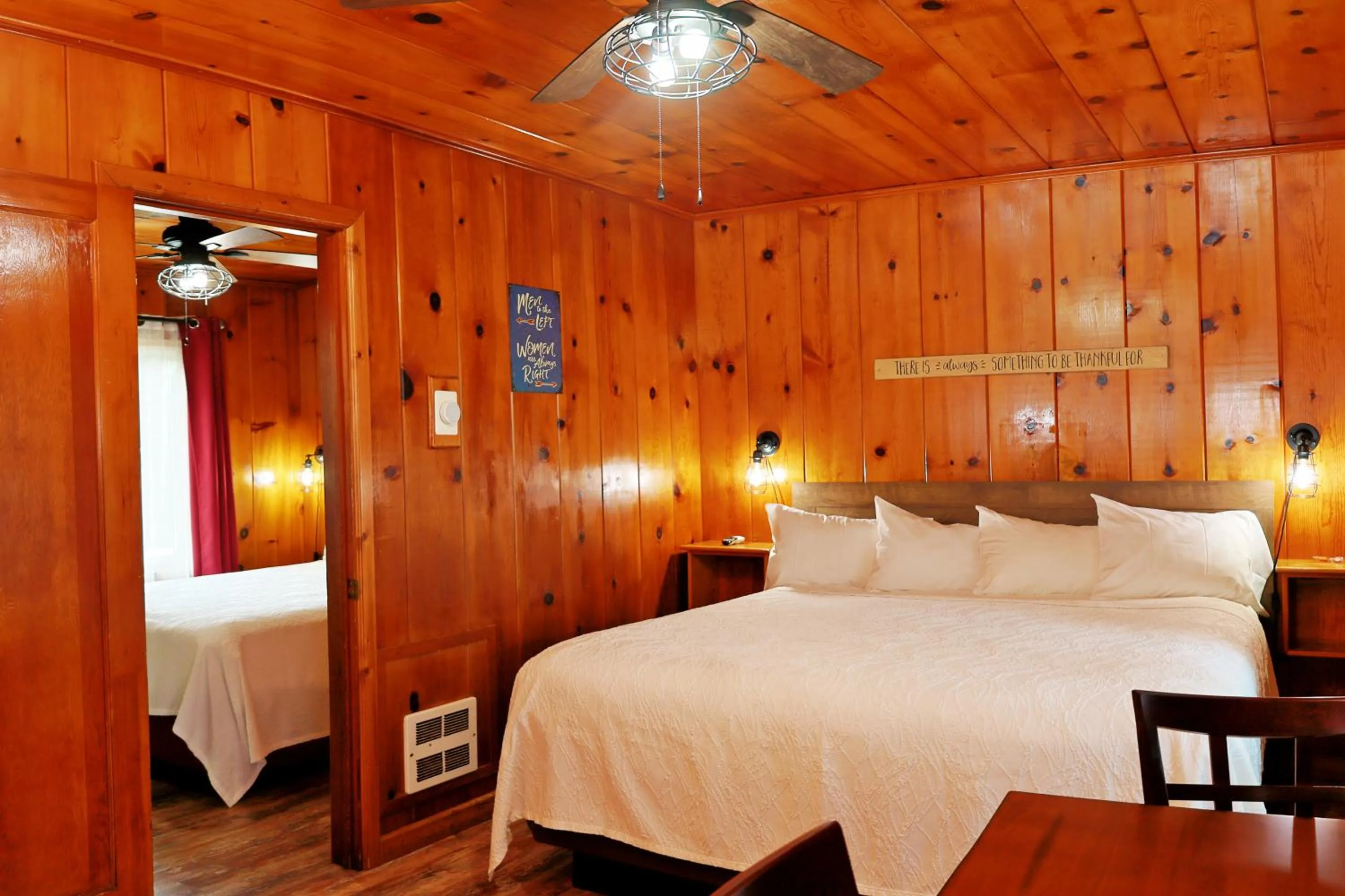 Bed in Park Motel and Cabins