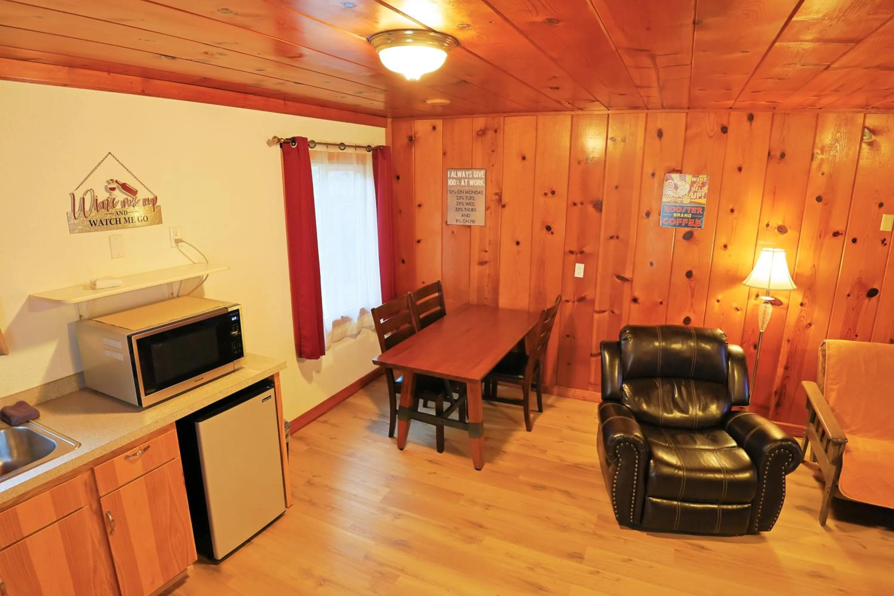 Dining area in Park Motel and Cabins