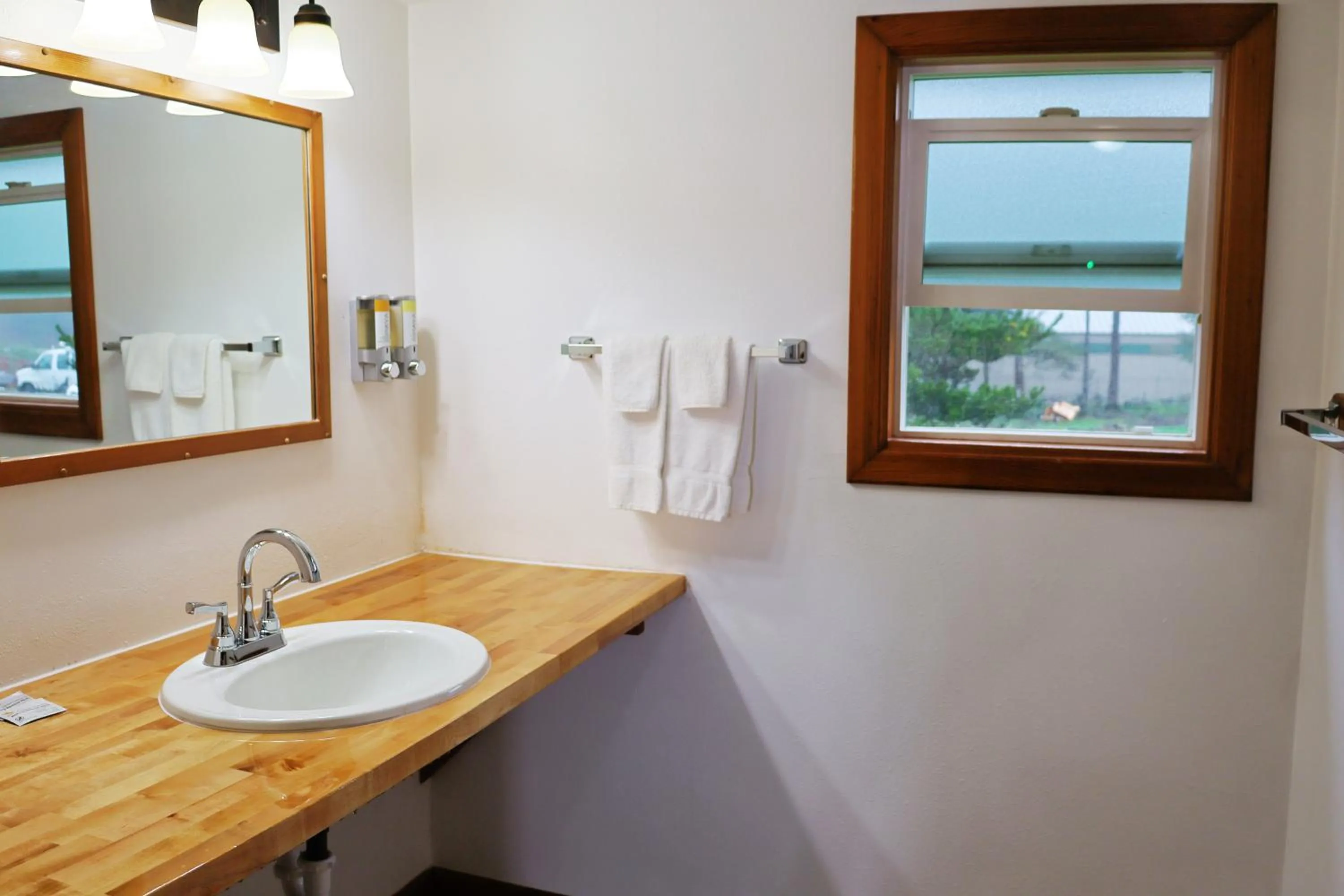 Bathroom in Park Motel and Cabins