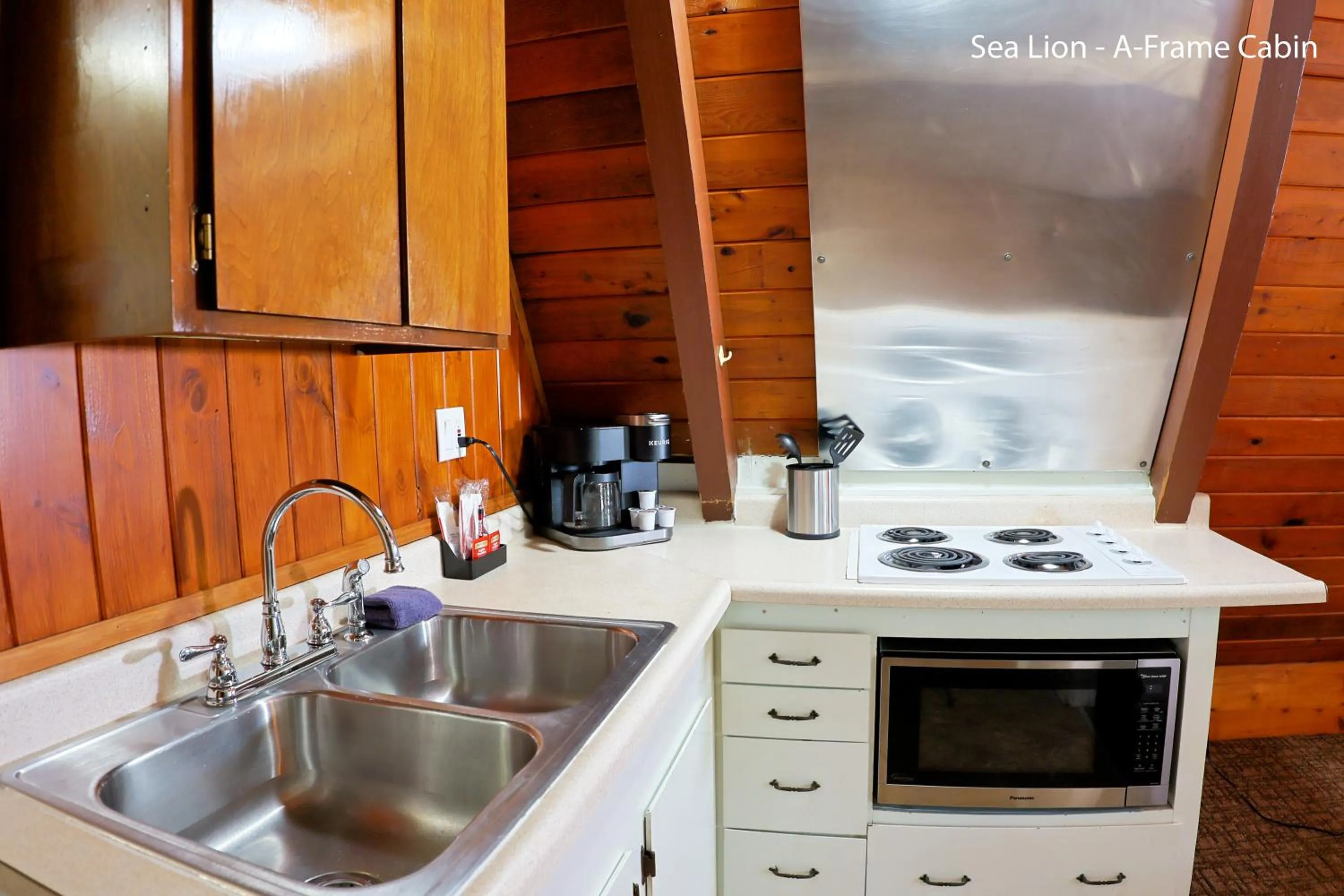 kitchen in Park Motel and Cabins