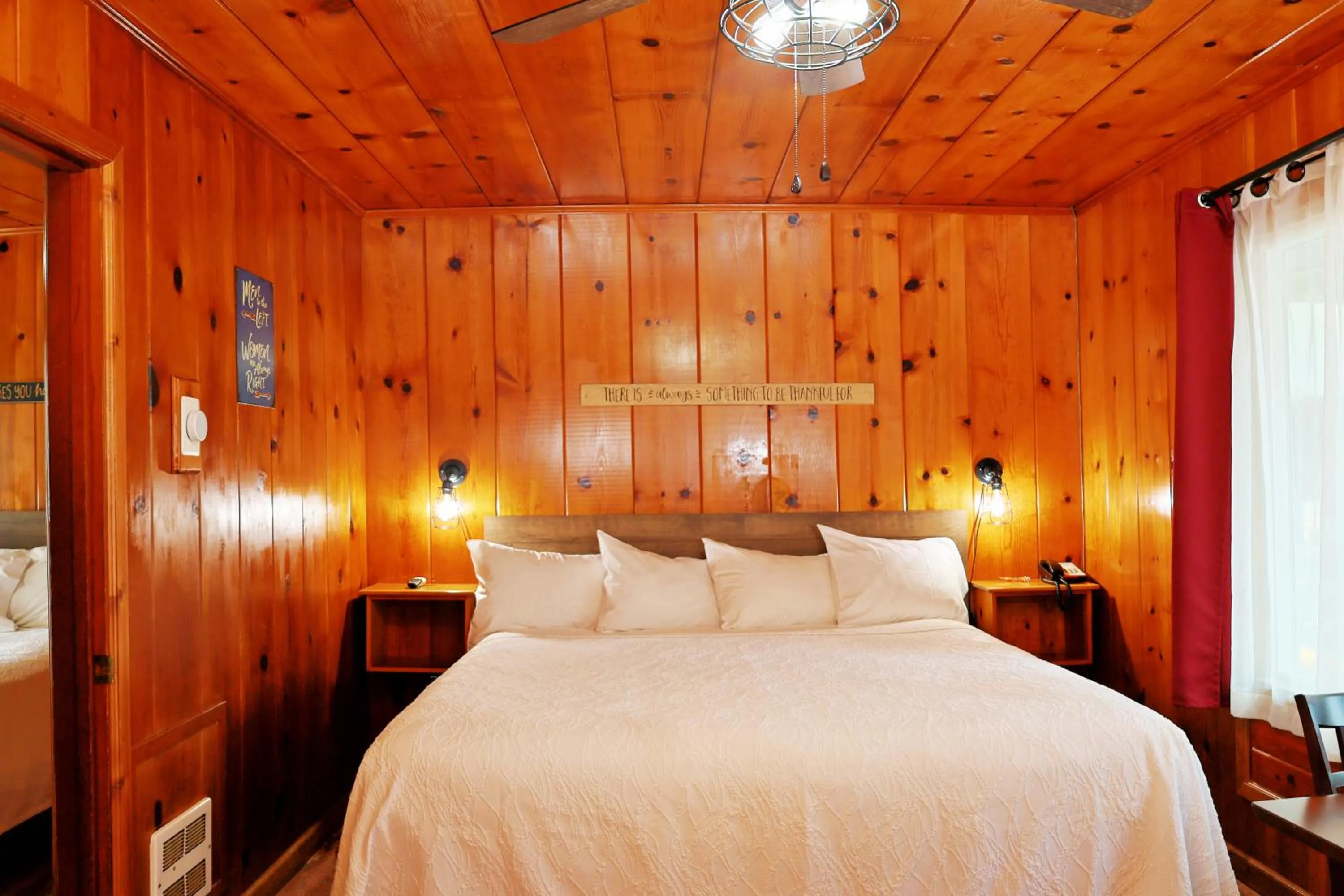 Bed in Park Motel and Cabins