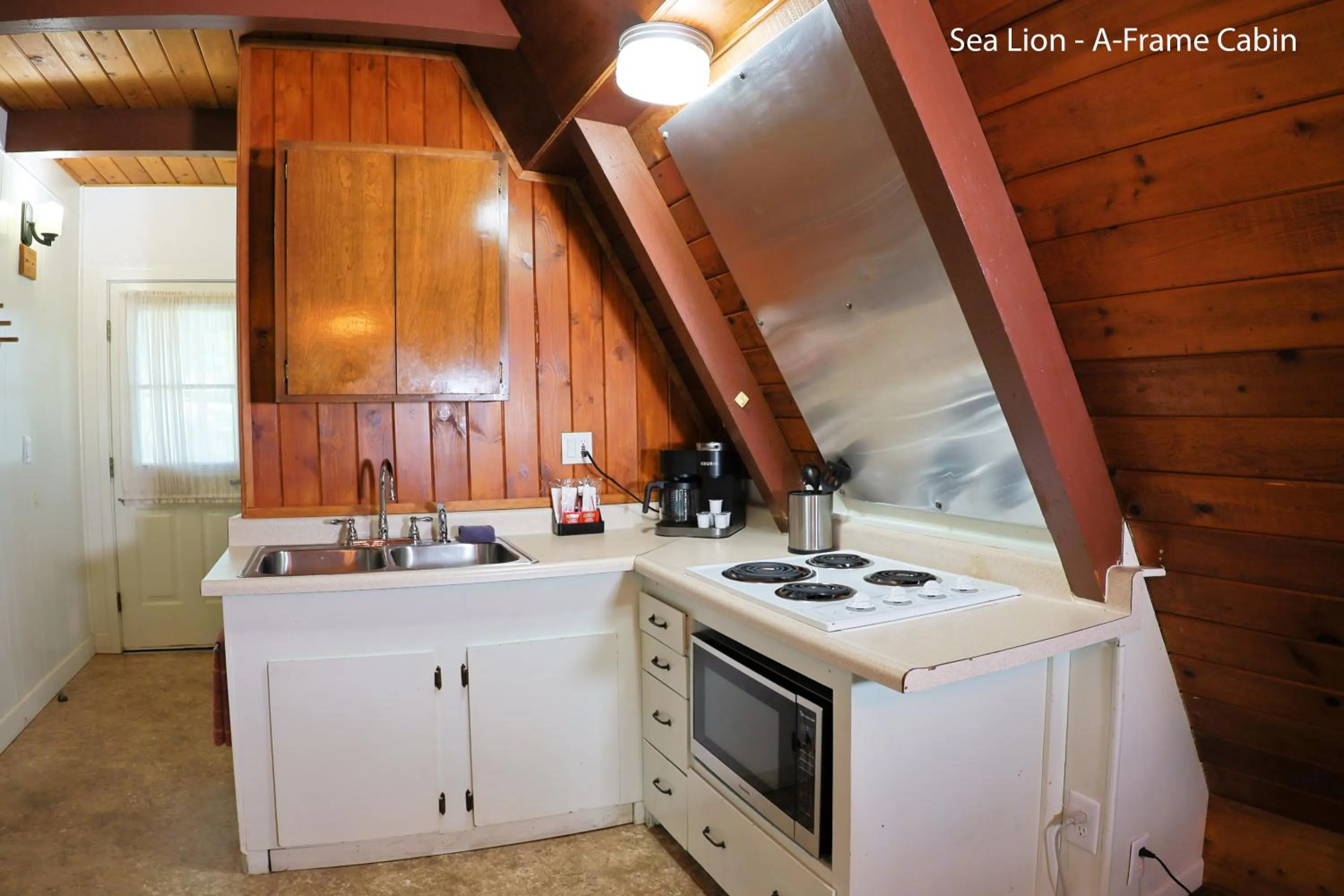 kitchen in Park Motel and Cabins