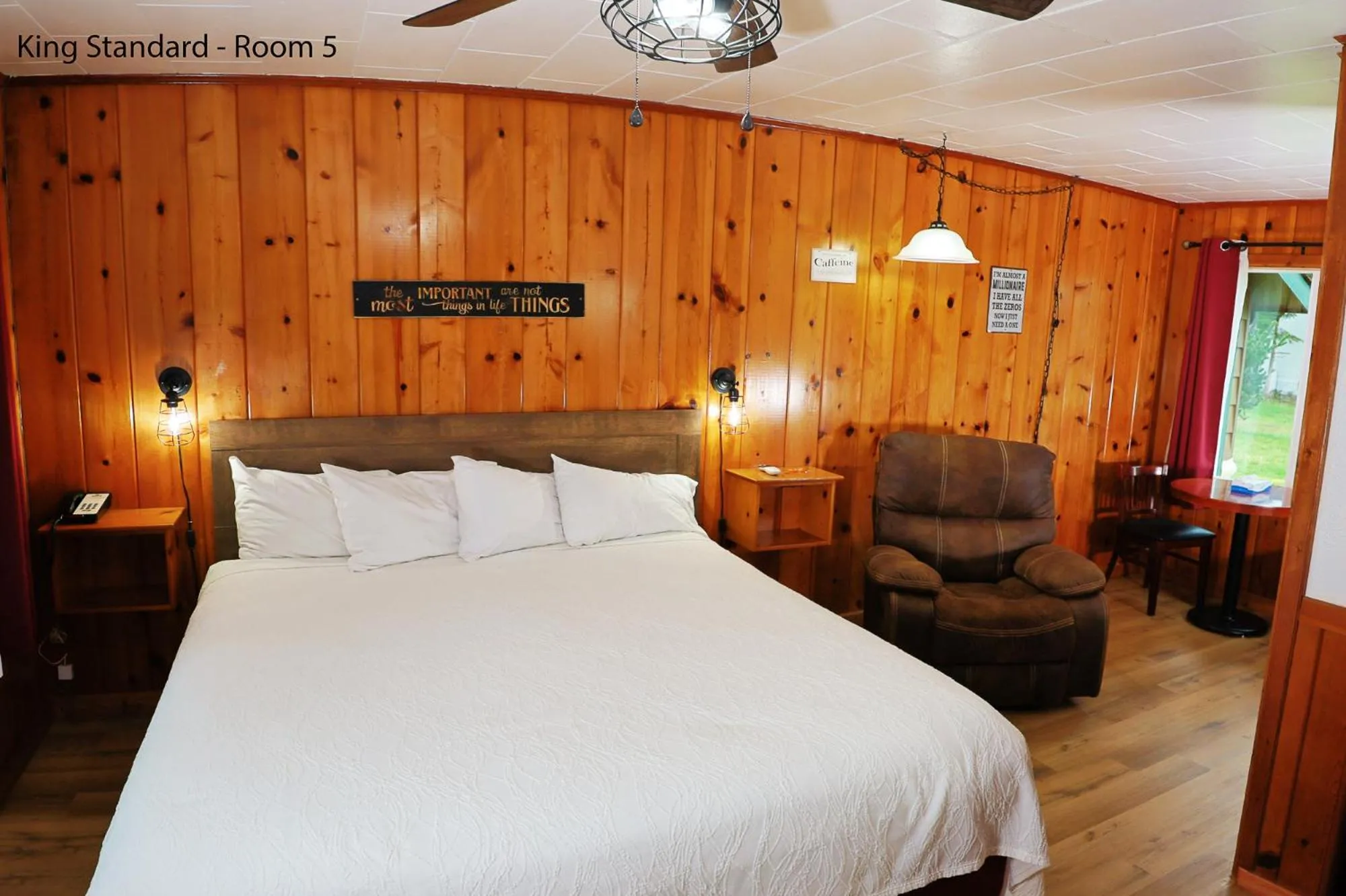 Bed in Park Motel and Cabins