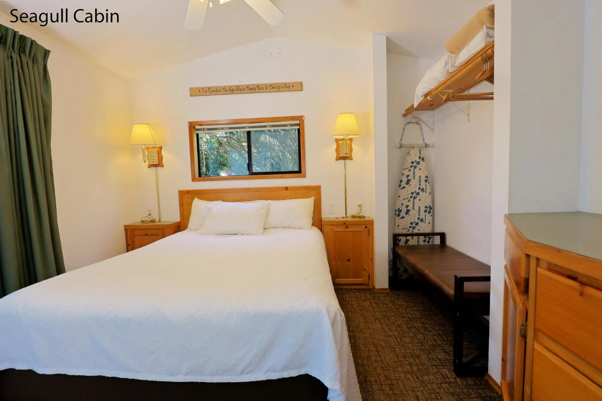 Bed in Park Motel and Cabins