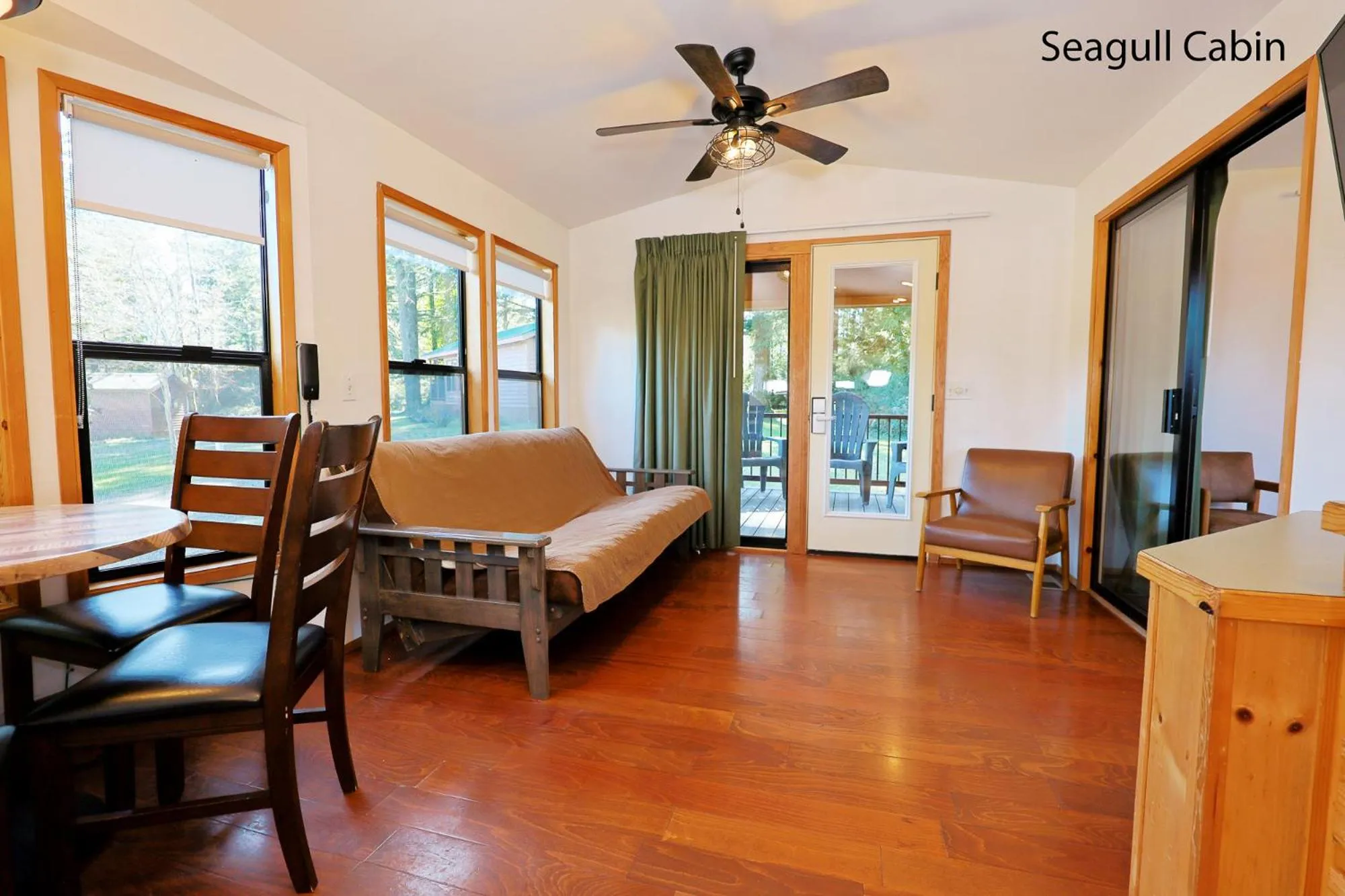 Living room in Park Motel and Cabins