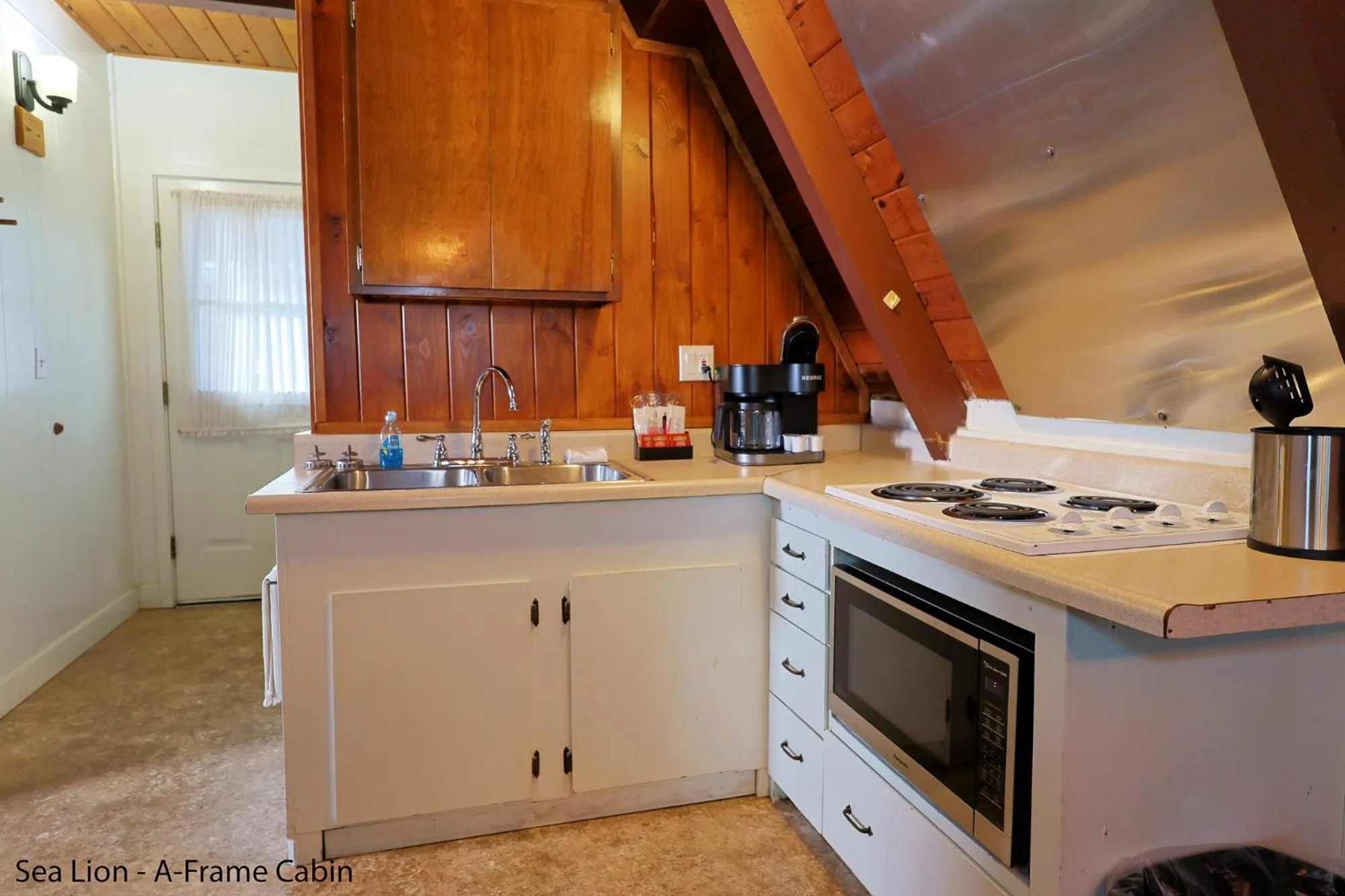 Kitchen or kitchenette in Park Motel and Cabins