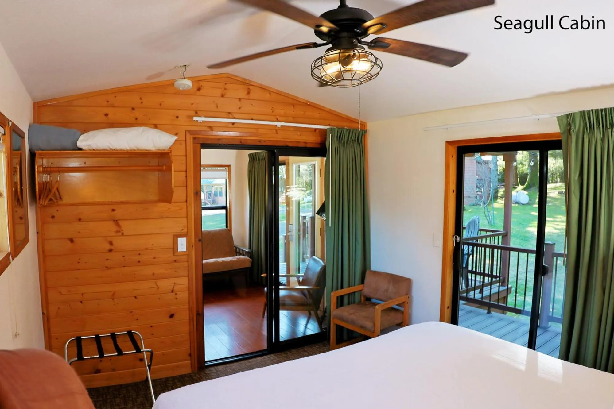 Bed in Park Motel and Cabins