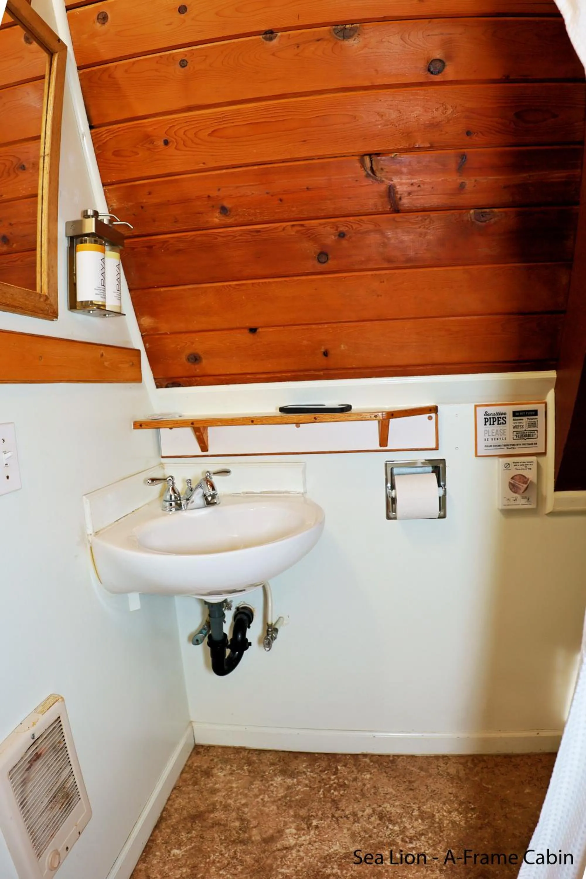 Bathroom in Park Motel and Cabins