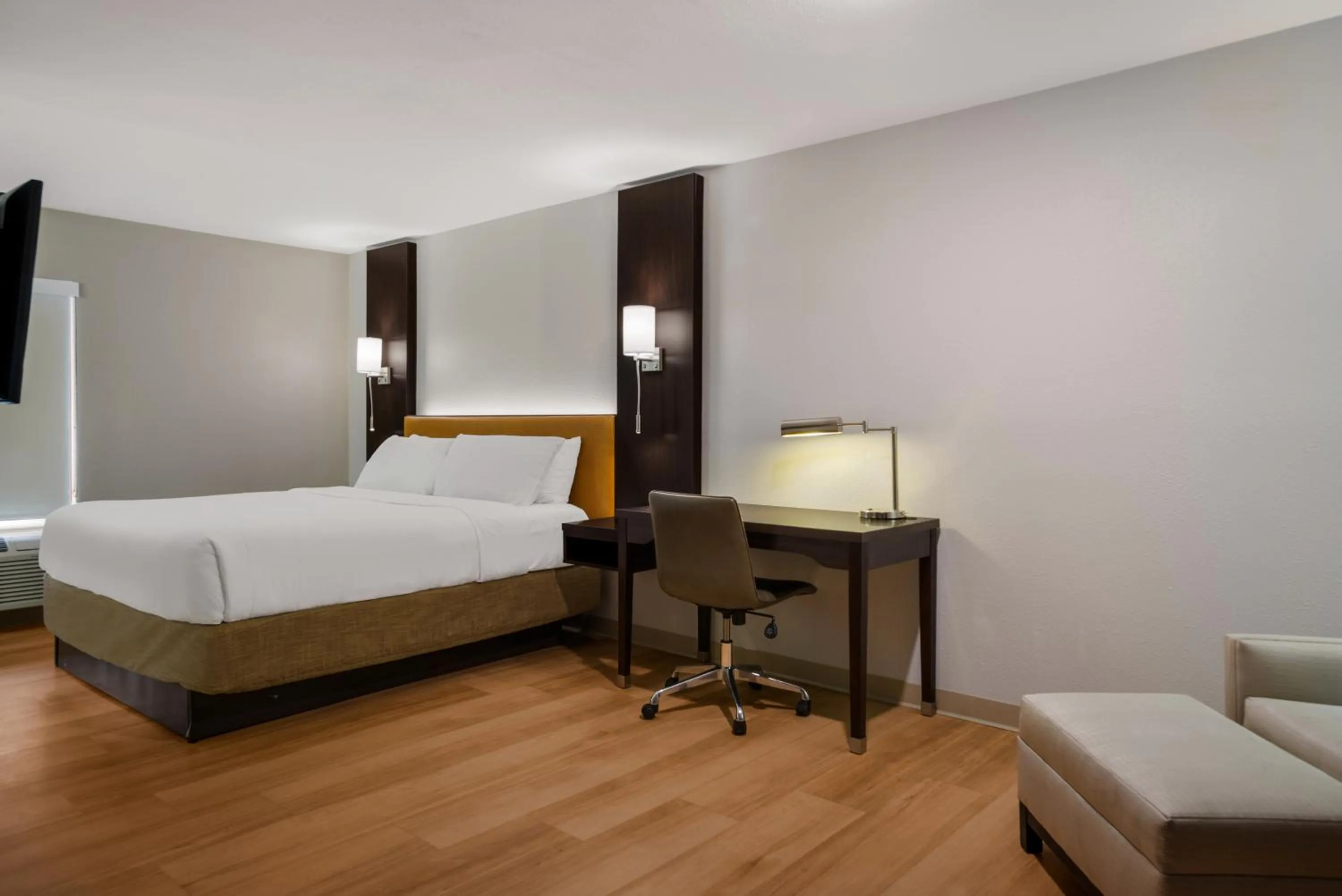 Dining area, Bed in The Marco Hotel Lake Charles