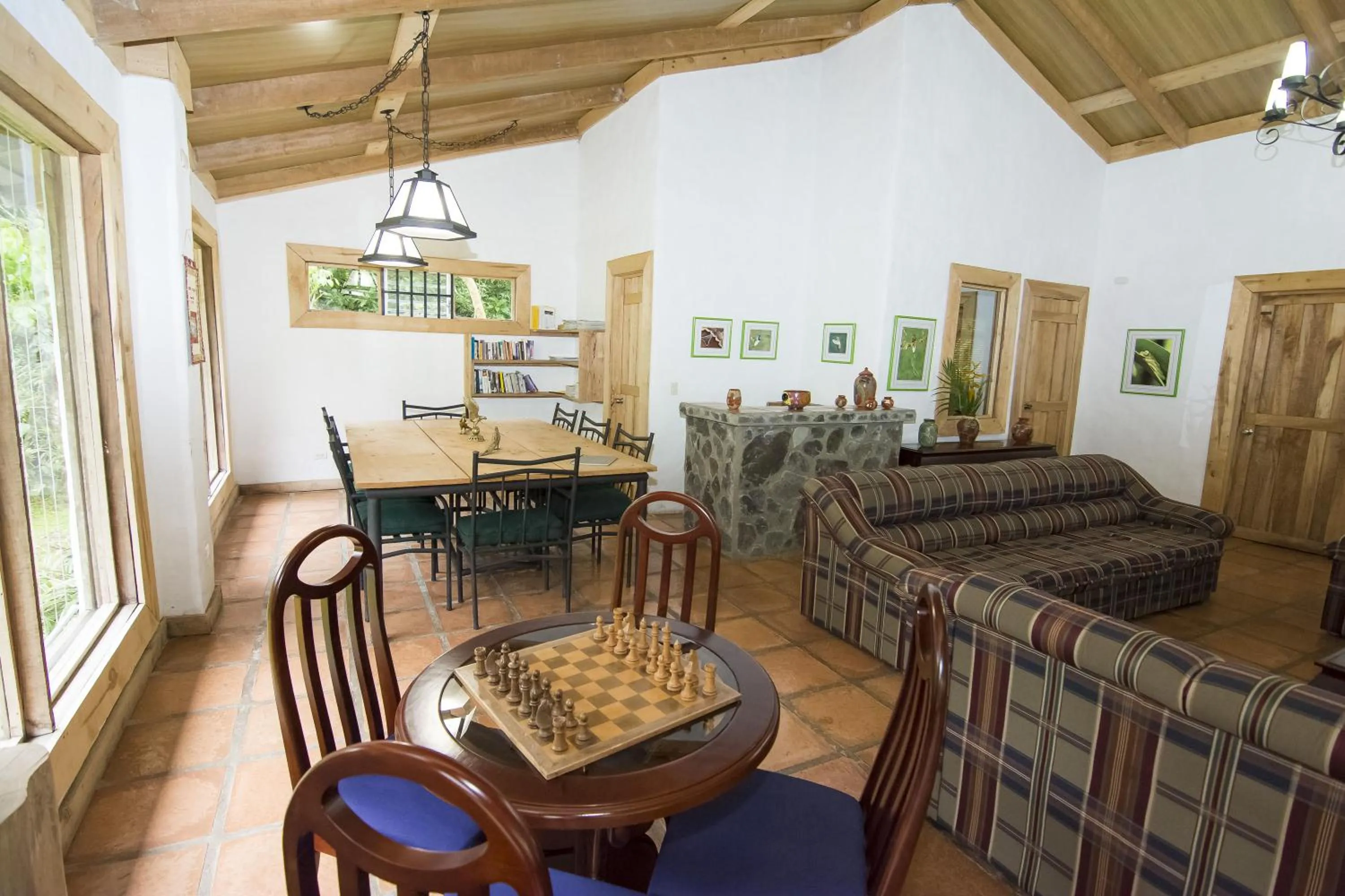 Communal lounge/ TV room in Bosque de Paz Reserva Biologica