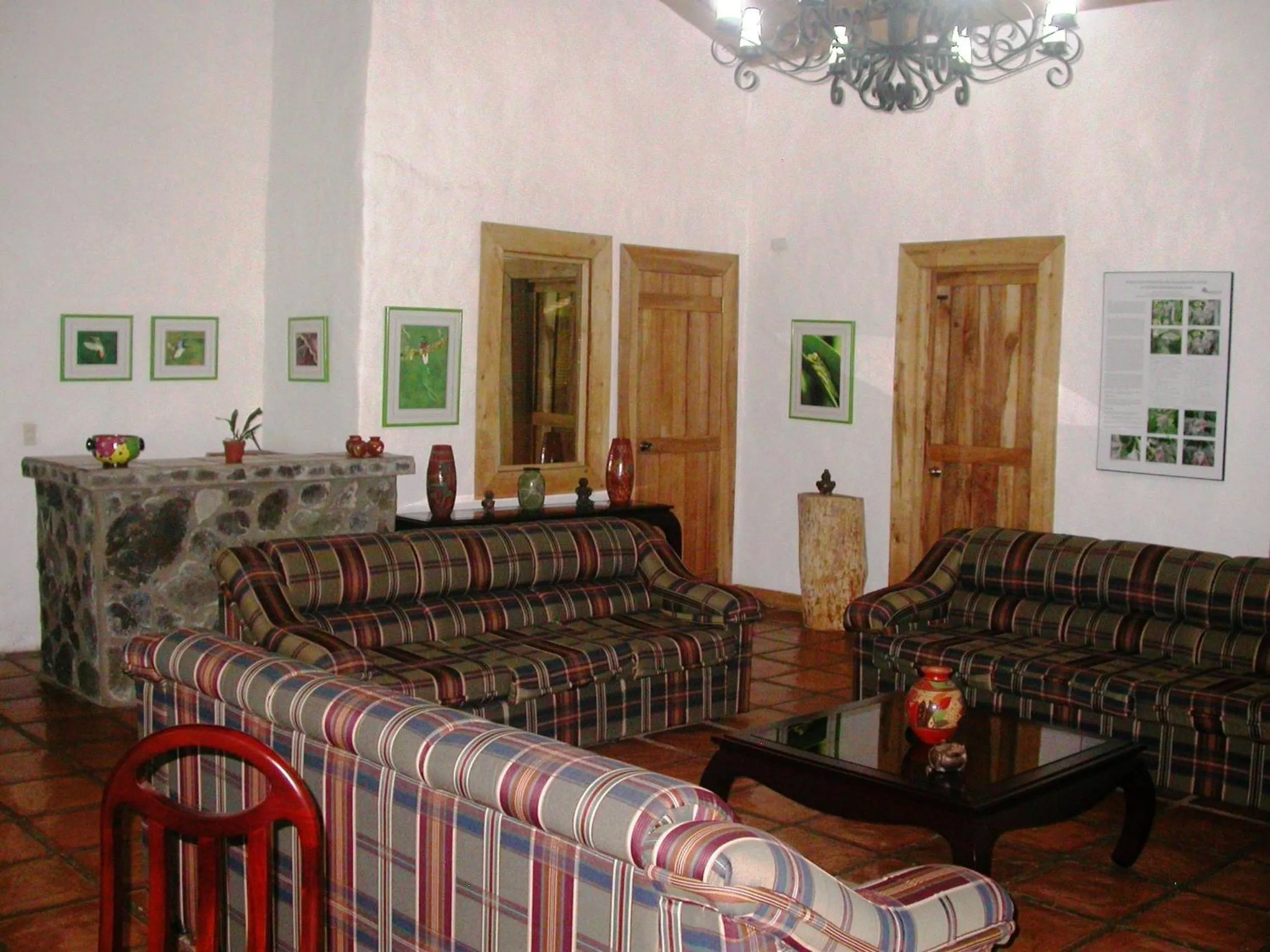 Communal lounge/ TV room in Bosque de Paz Reserva Biologica