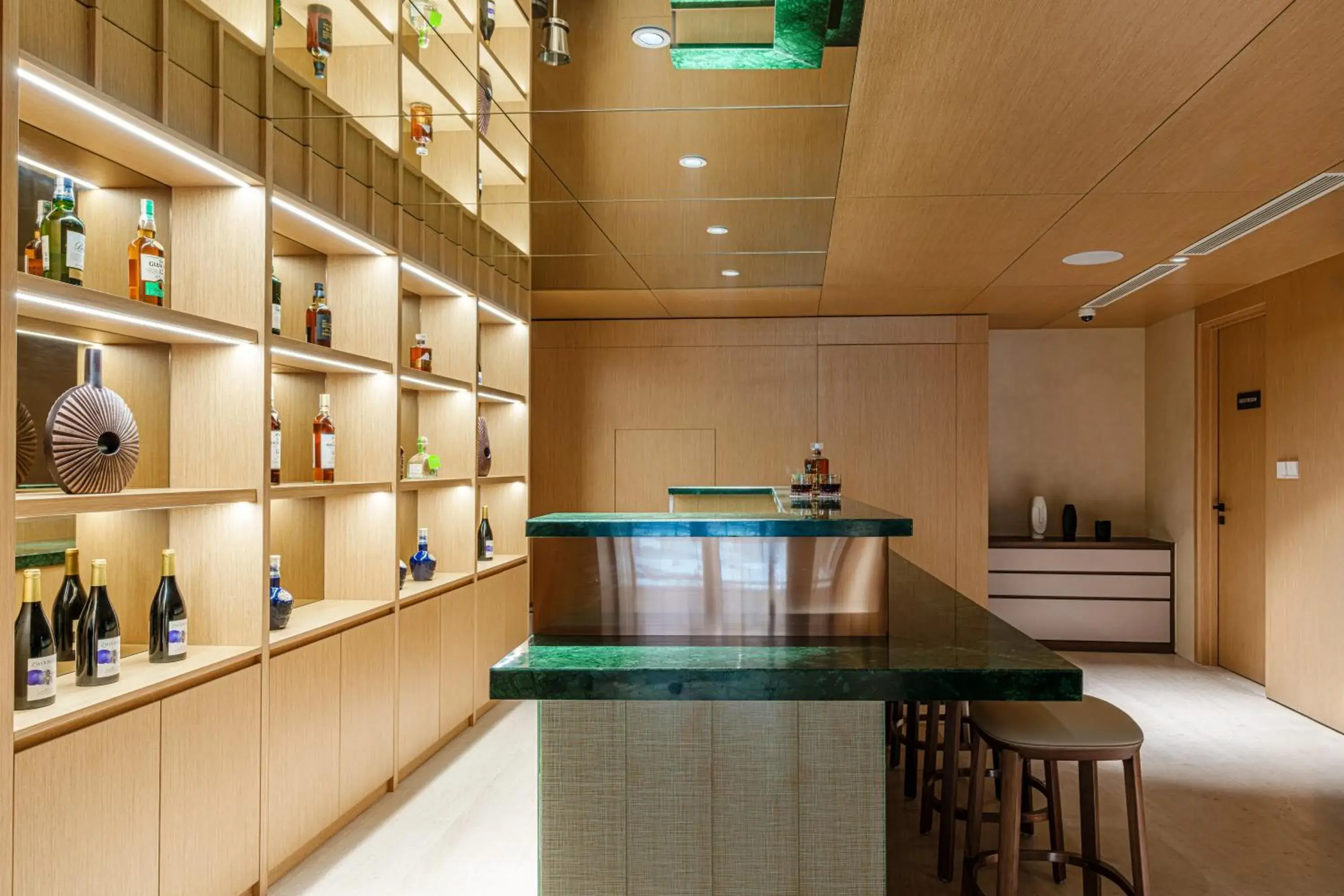 Lounge or bar in The Five Suites Lilas Lounge or bar in The Five Suites Lilas