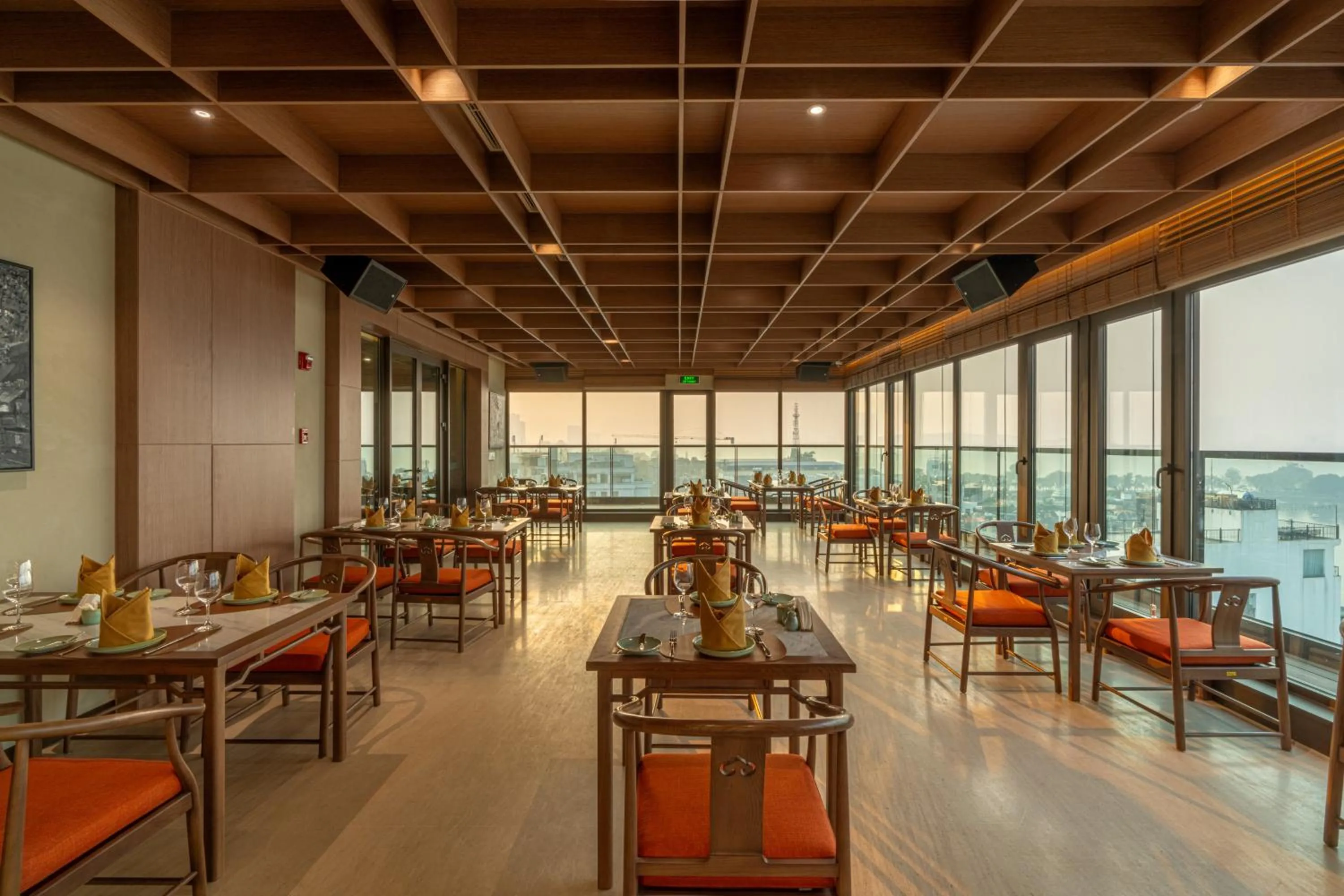 Restaurant/places to eat in The Five Suites Lilas