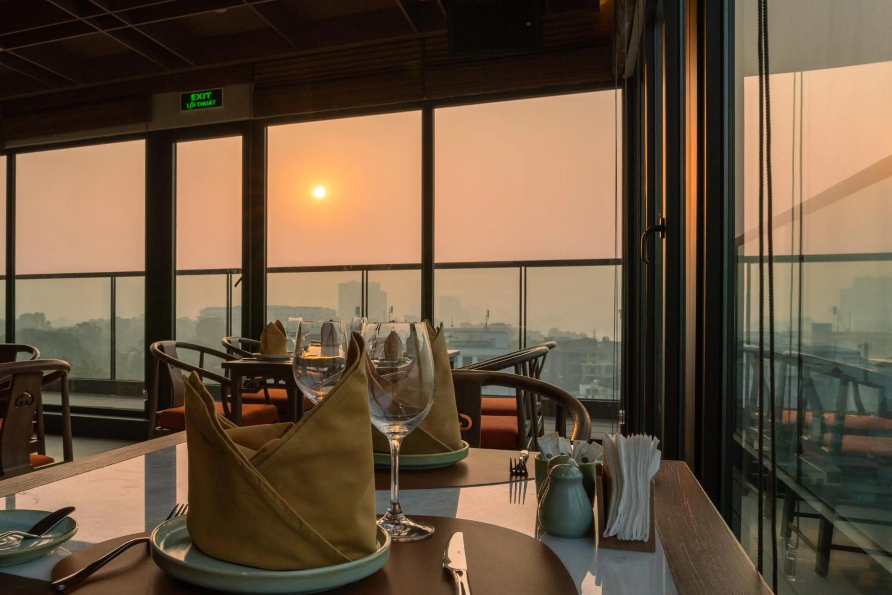 Restaurant/places to eat in The Five Suites Lilas