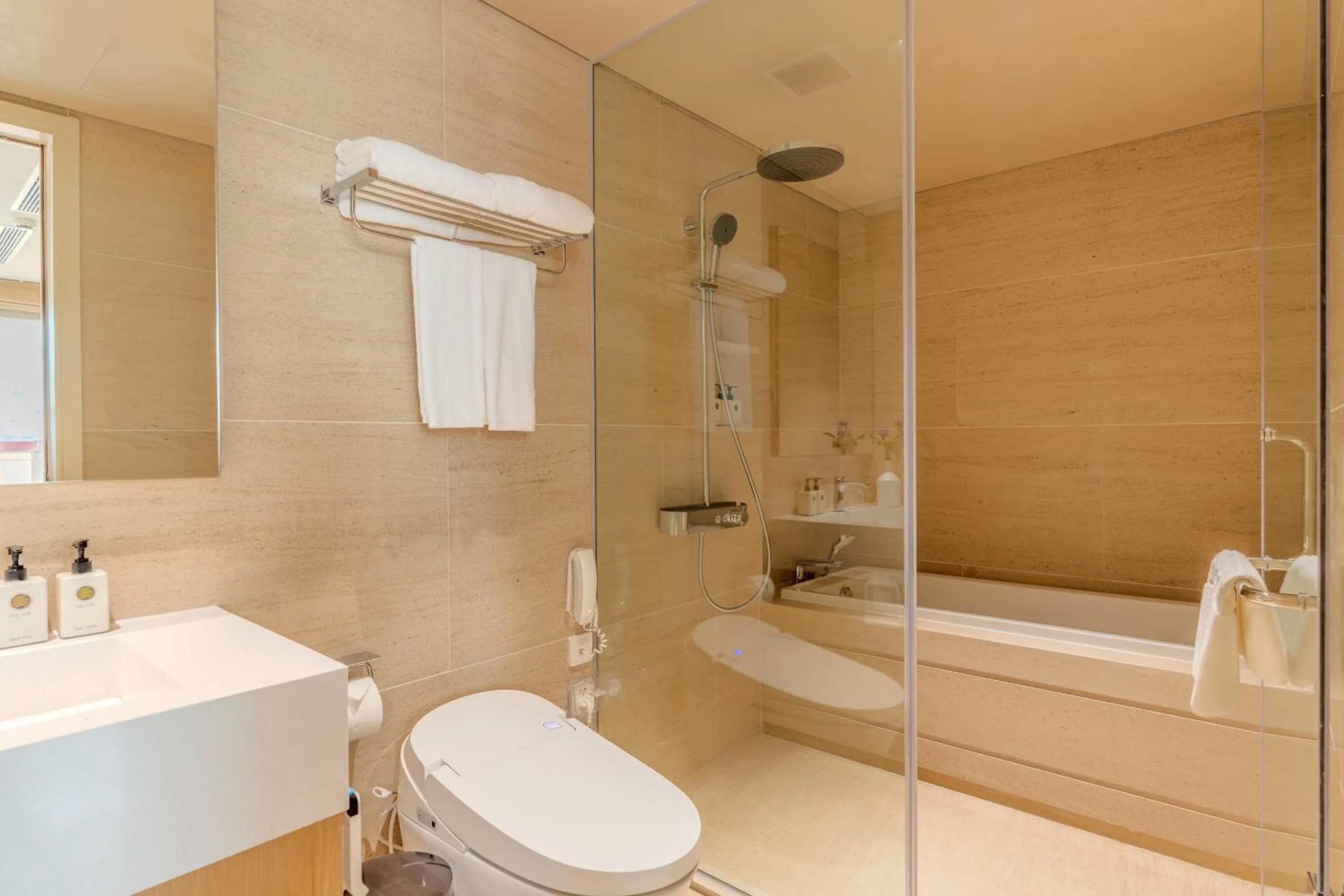 Shower in The Five Suites Lilas