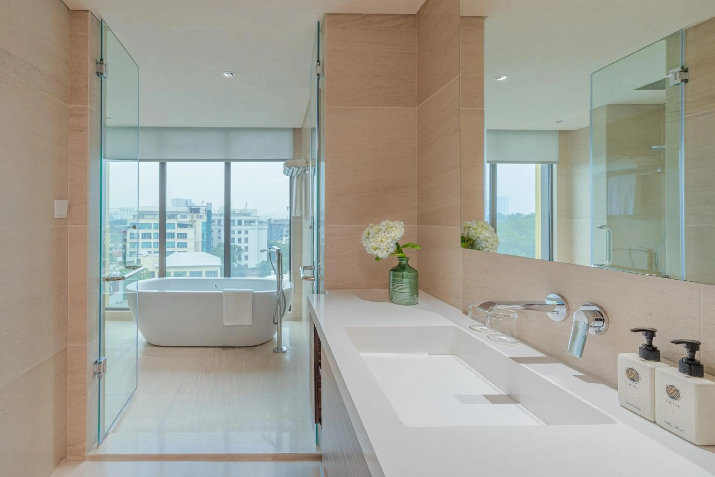 Open Air Bath in The Five Suites Lilas