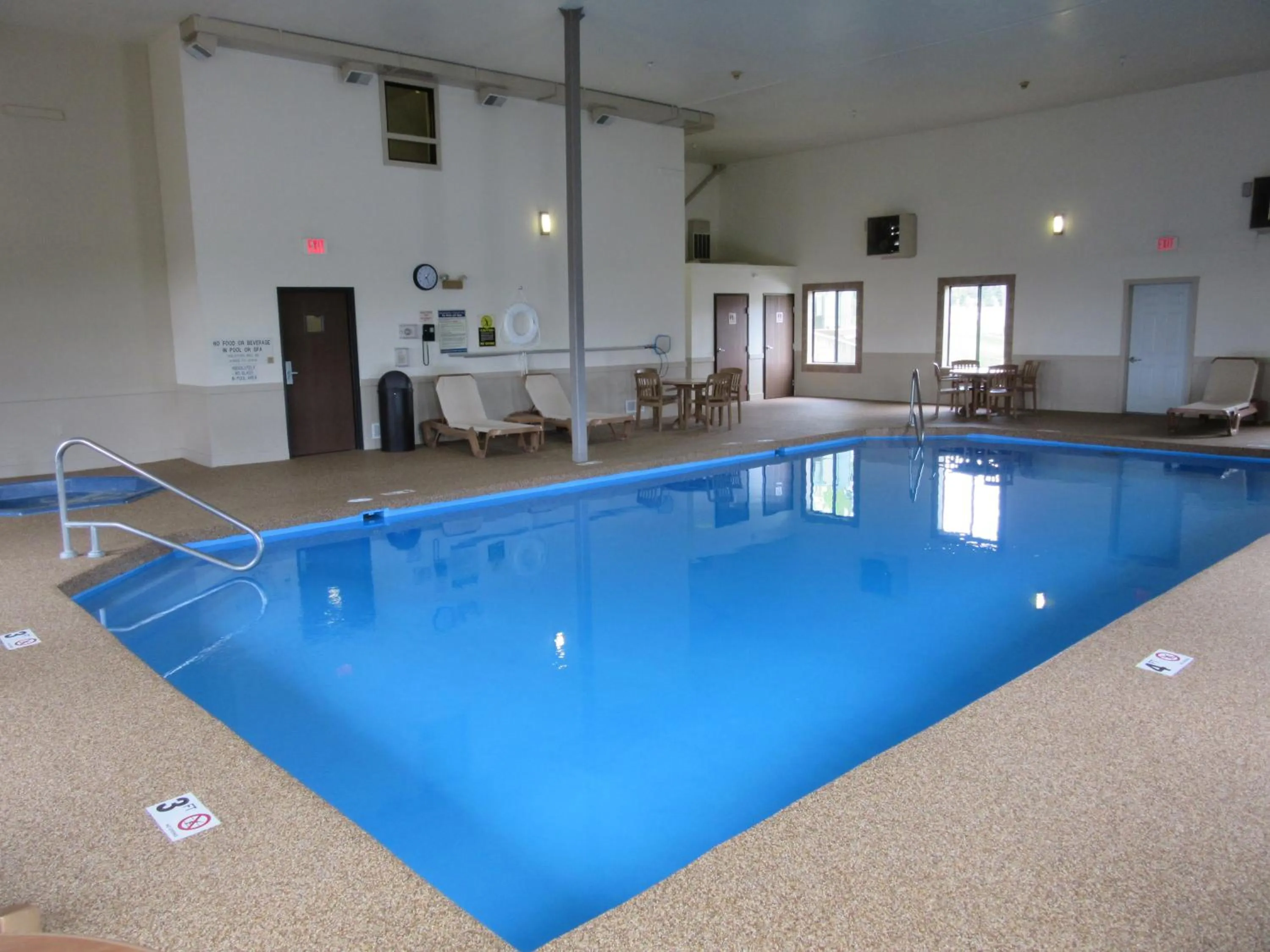 Swimming pool in Best Western Buffalo Ridge Inn Near Mt Rushmore