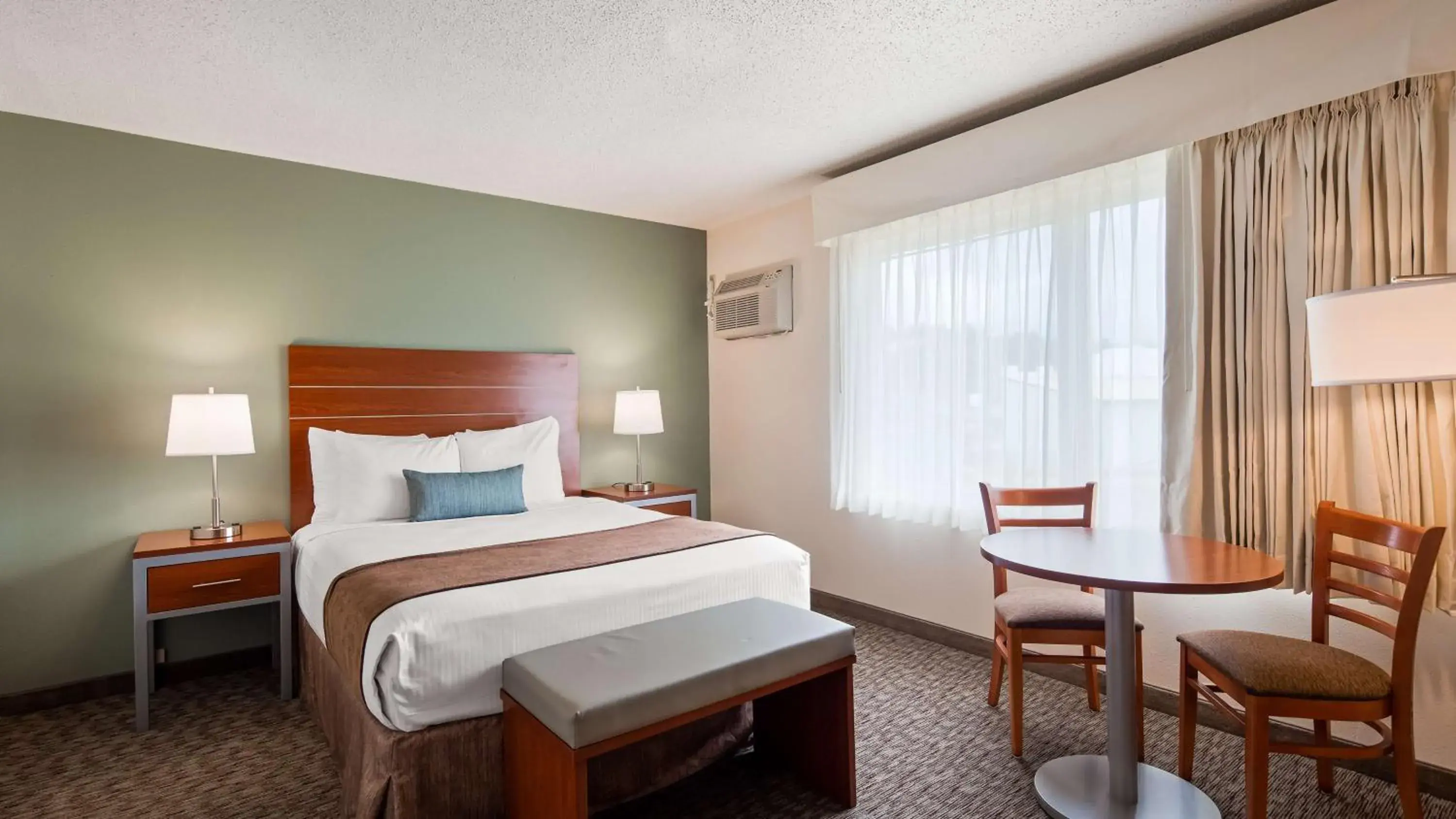 Photo of the whole room, Bed in Best Western Buffalo Ridge Inn