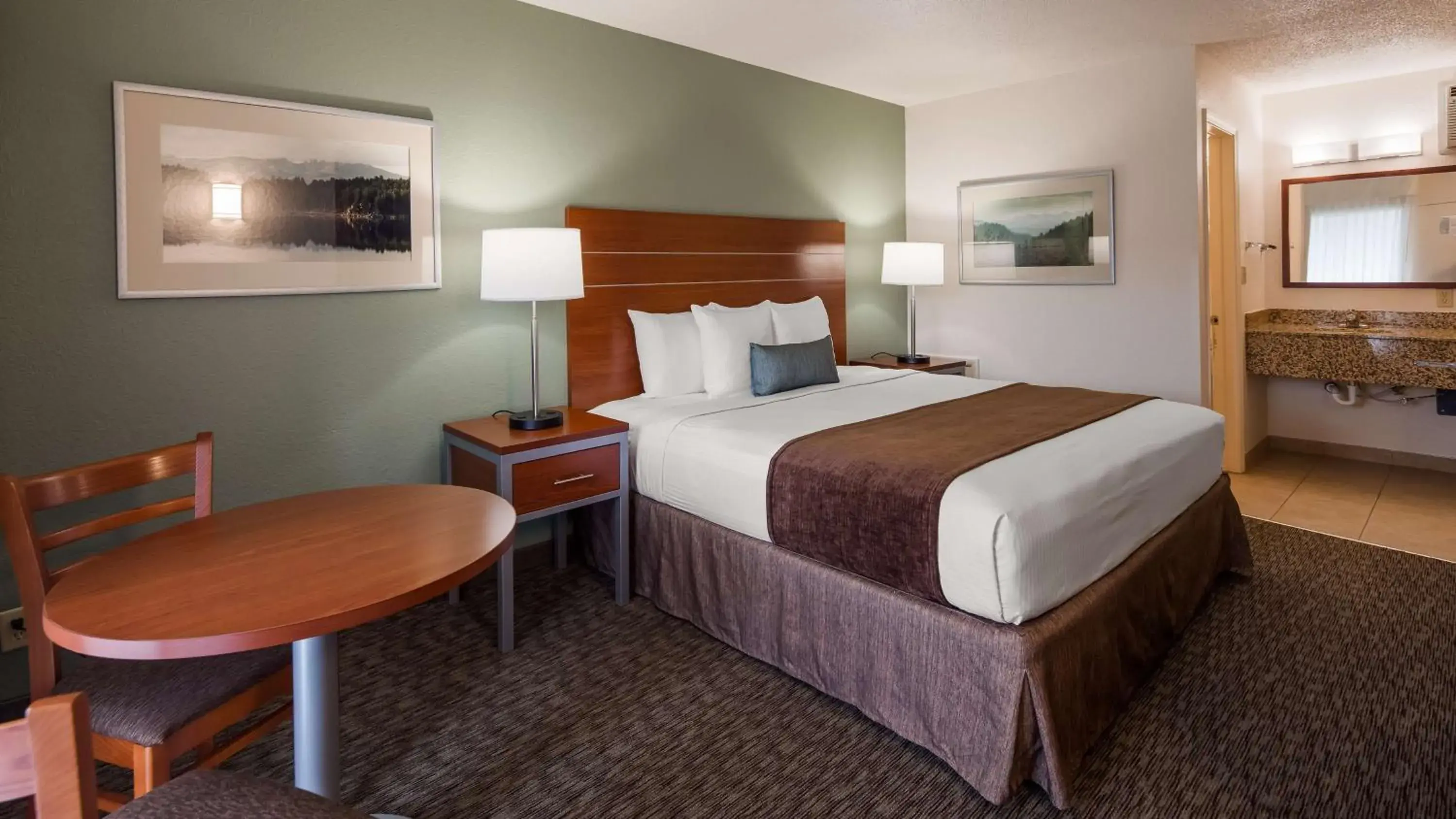 Photo of the whole room, Bed in Best Western Buffalo Ridge Inn