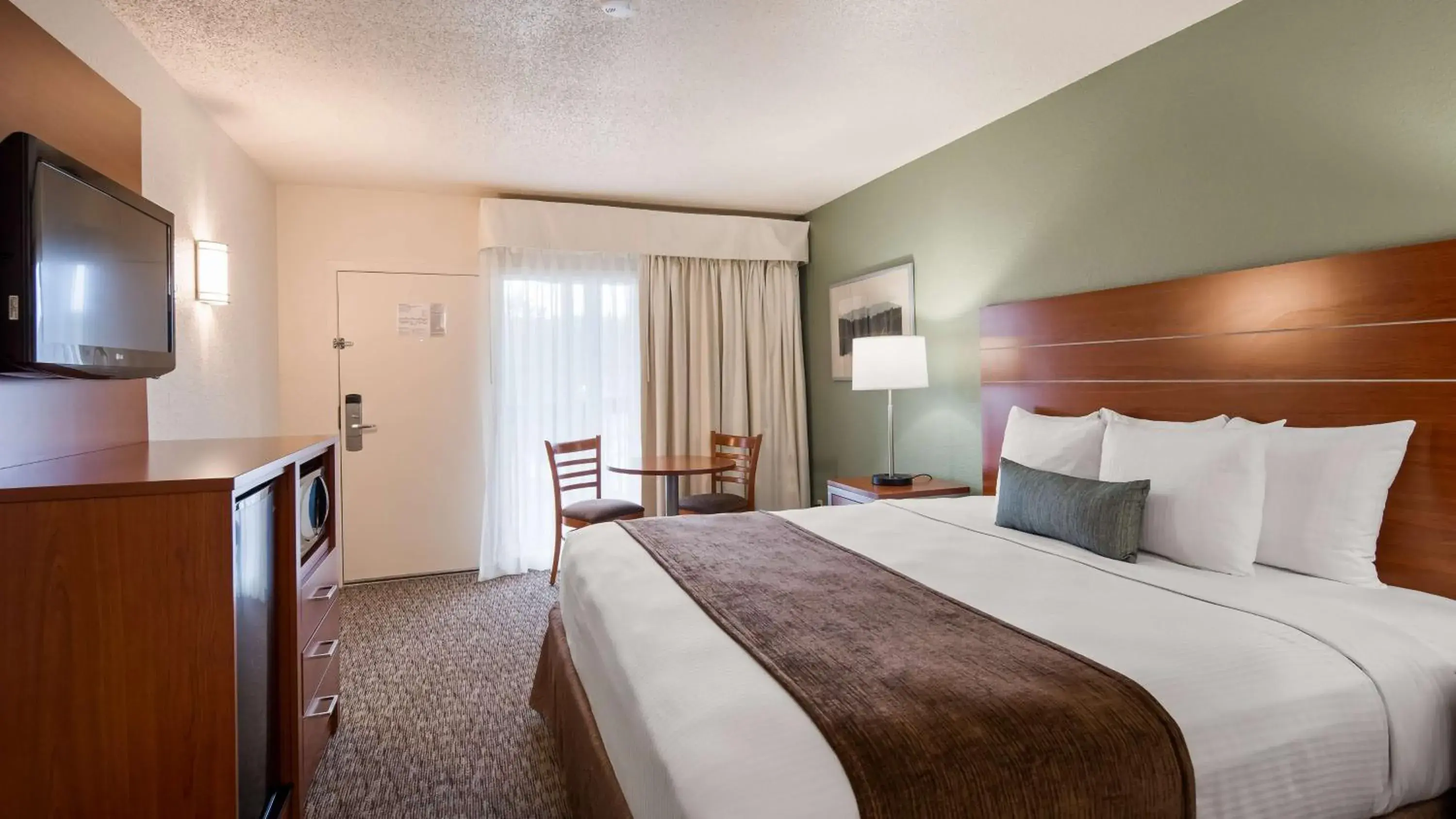 Photo of the whole room, Bed in Best Western Buffalo Ridge Inn