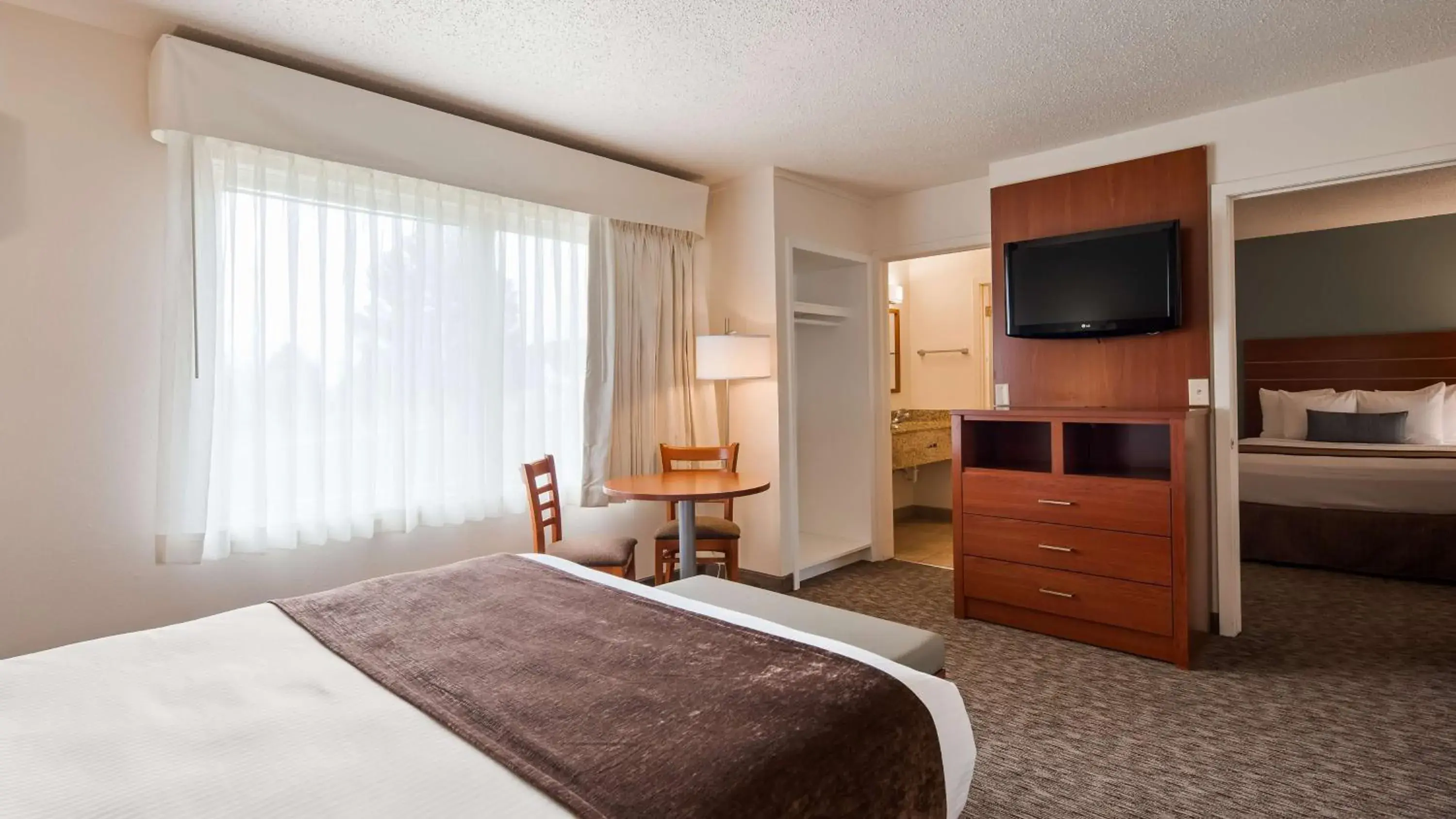 Photo of the whole room, TV/Entertainment Center in Best Western Buffalo Ridge Inn