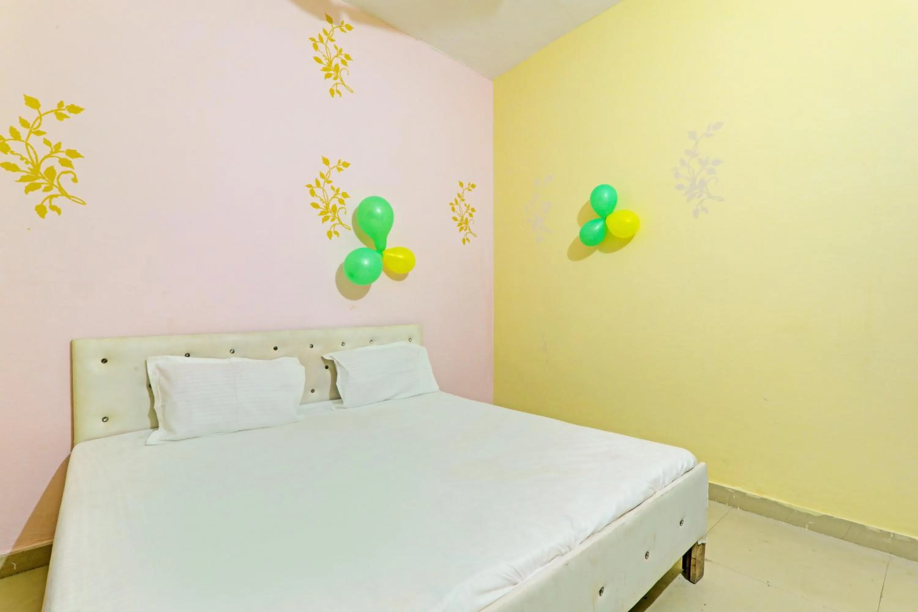 Bedroom, Bed in Hotel O Golden Grand