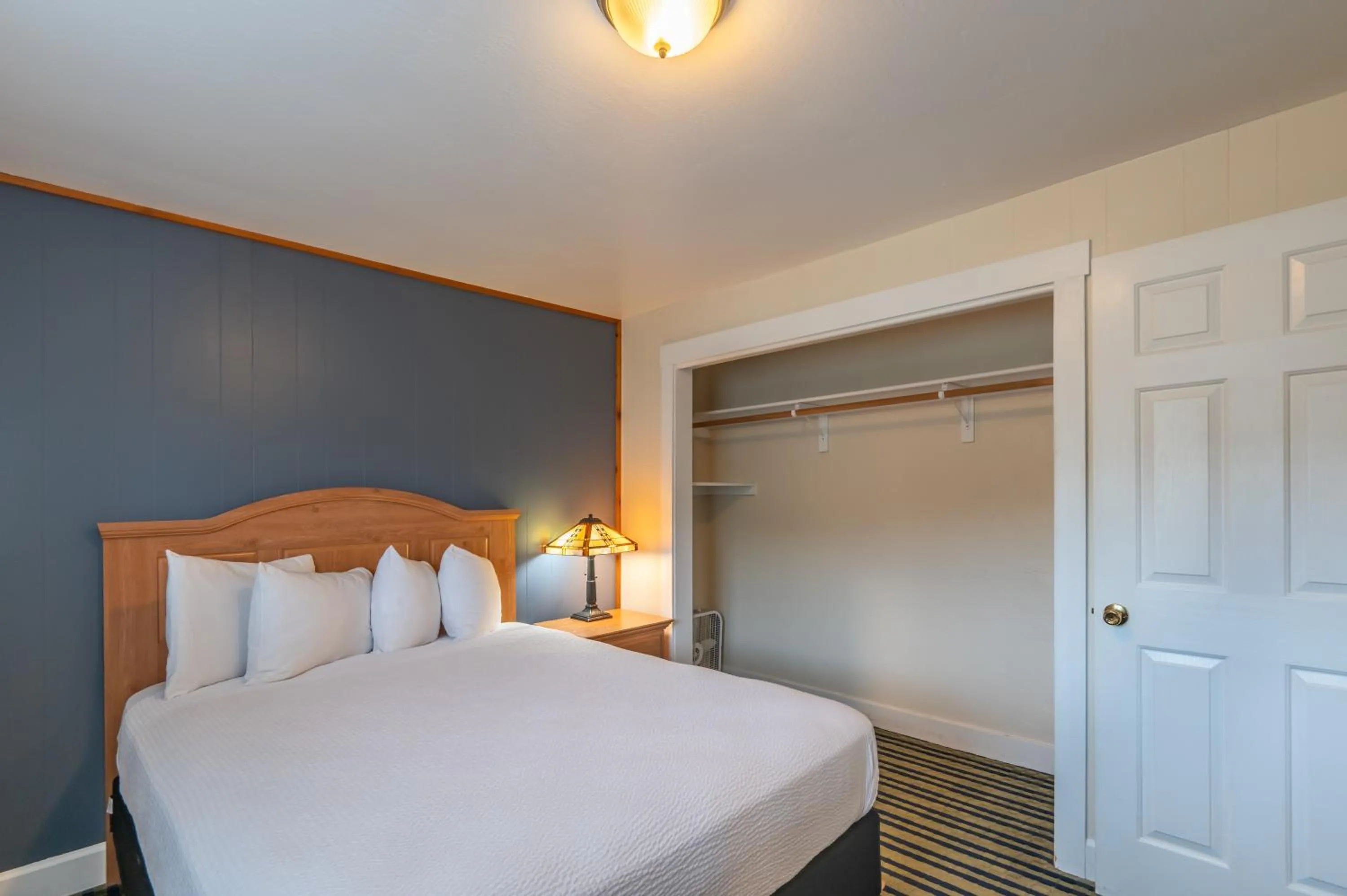 Bed in Pacific Reef Hotel & Light Show