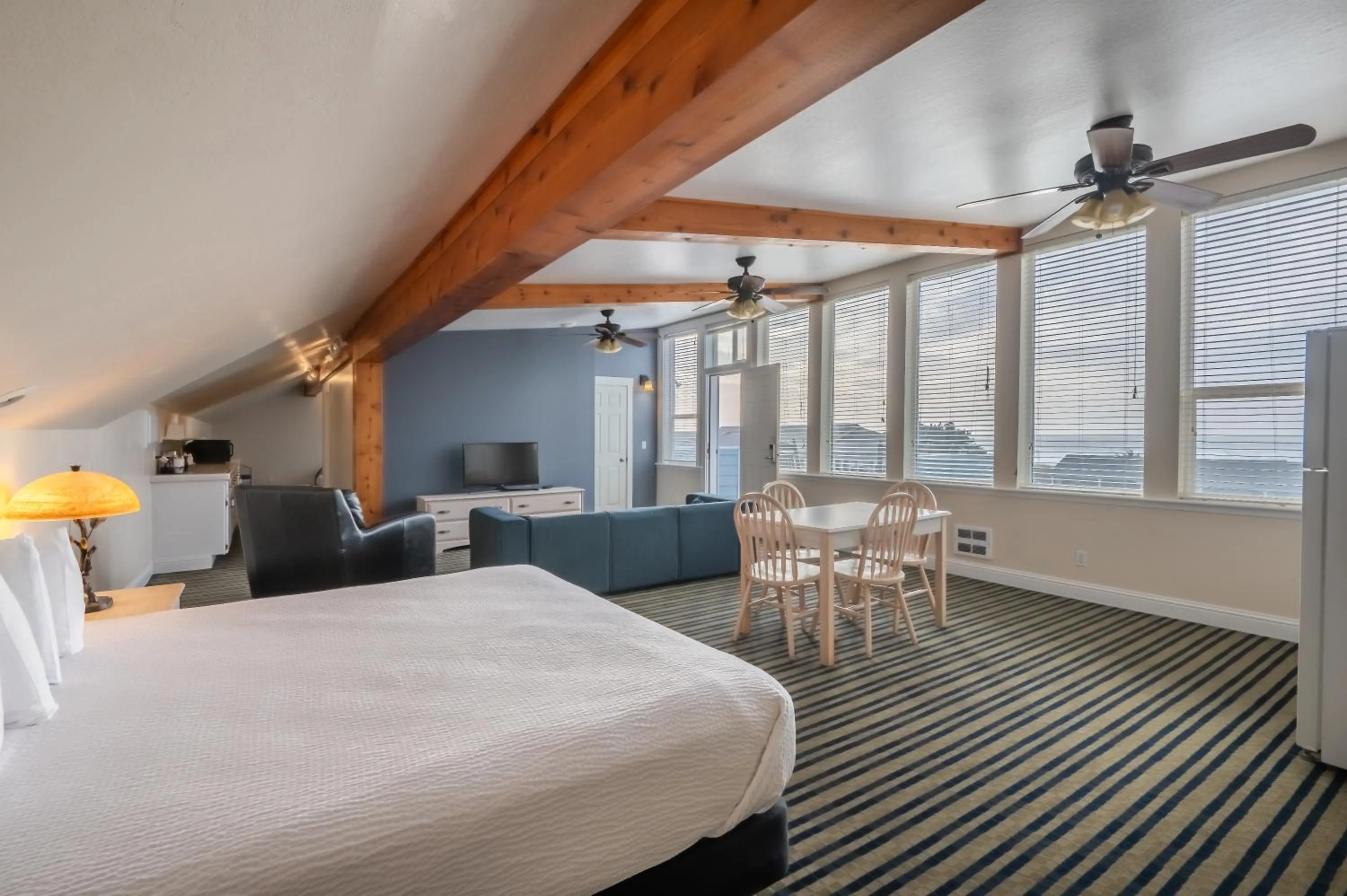 Bed in Pacific Reef Hotel & Light Show