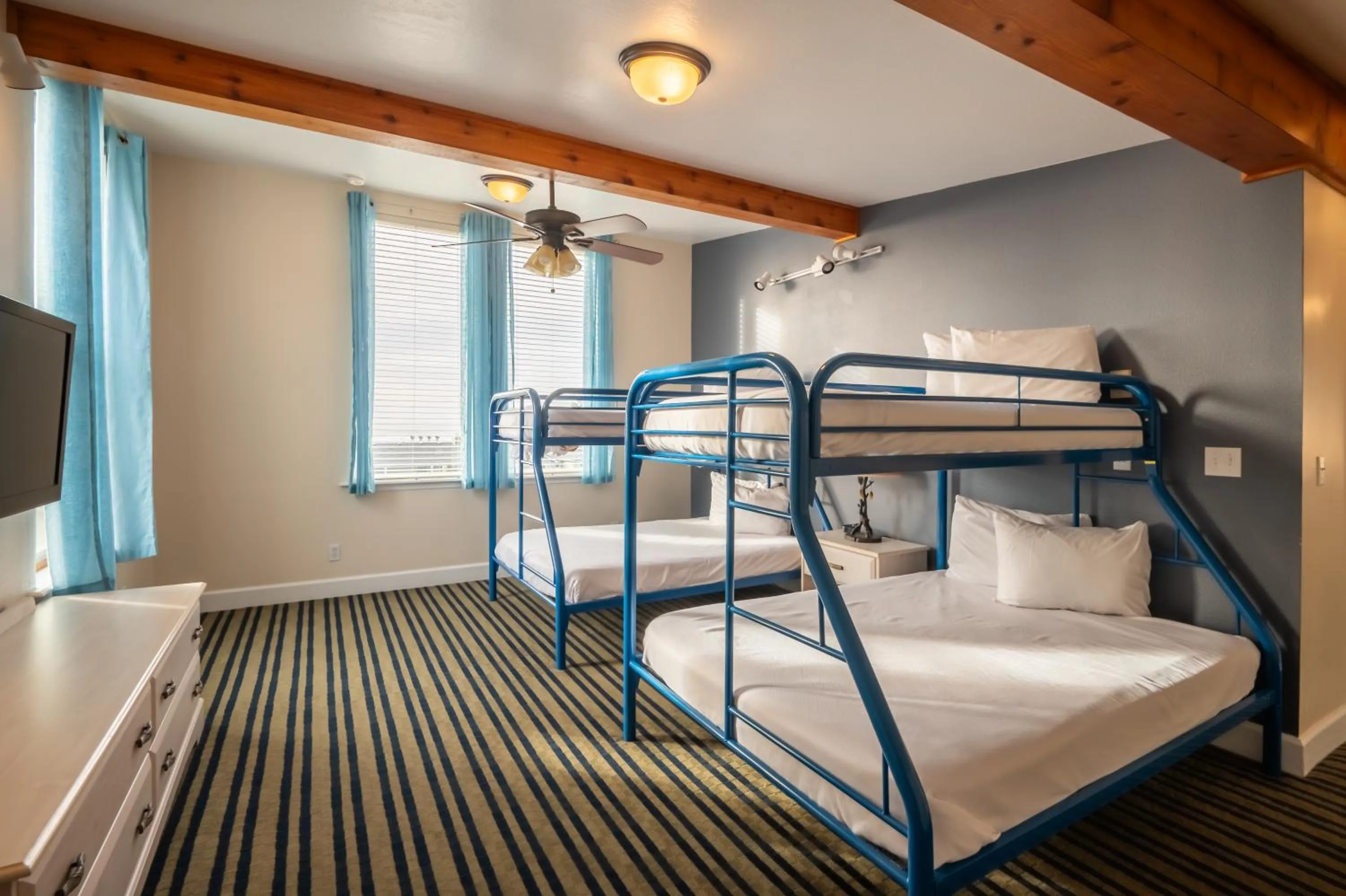 Bed in Pacific Reef Hotel & Light Show