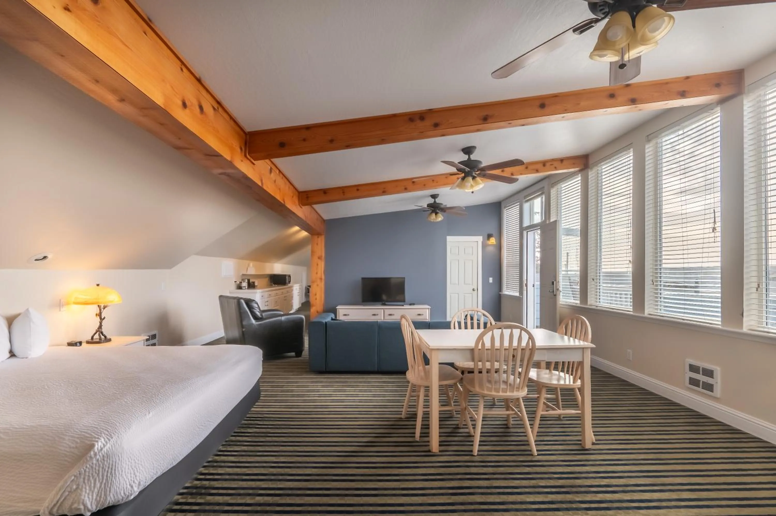 Bed in Pacific Reef Hotel & Light Show