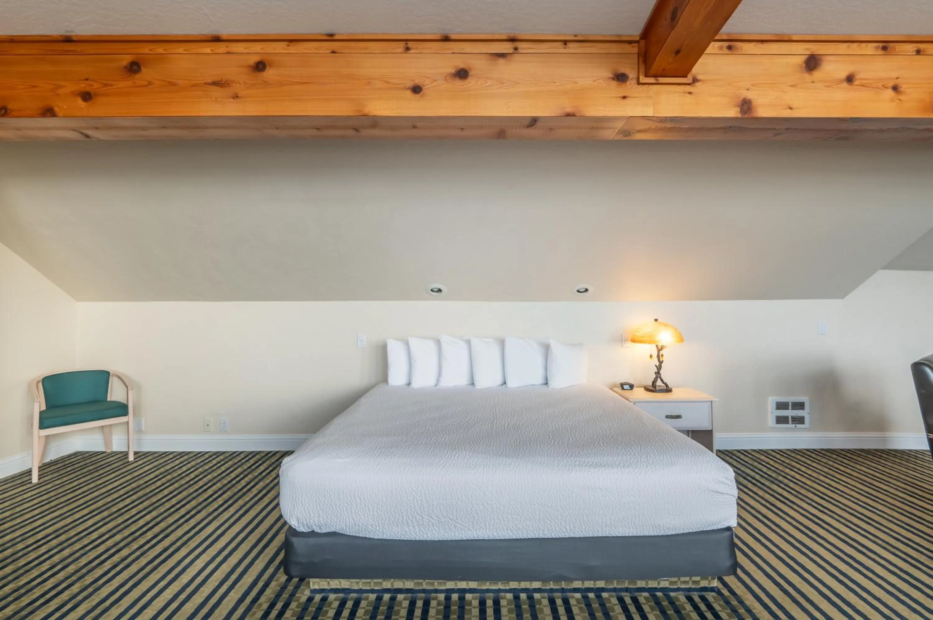 Bed in Pacific Reef Hotel & Light Show