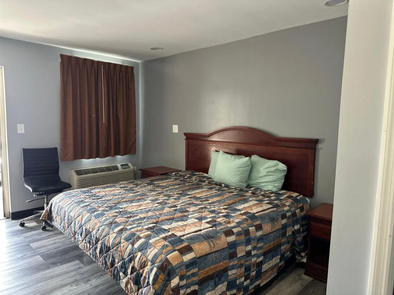 Bedroom, Bed in Sky Inn Hotel